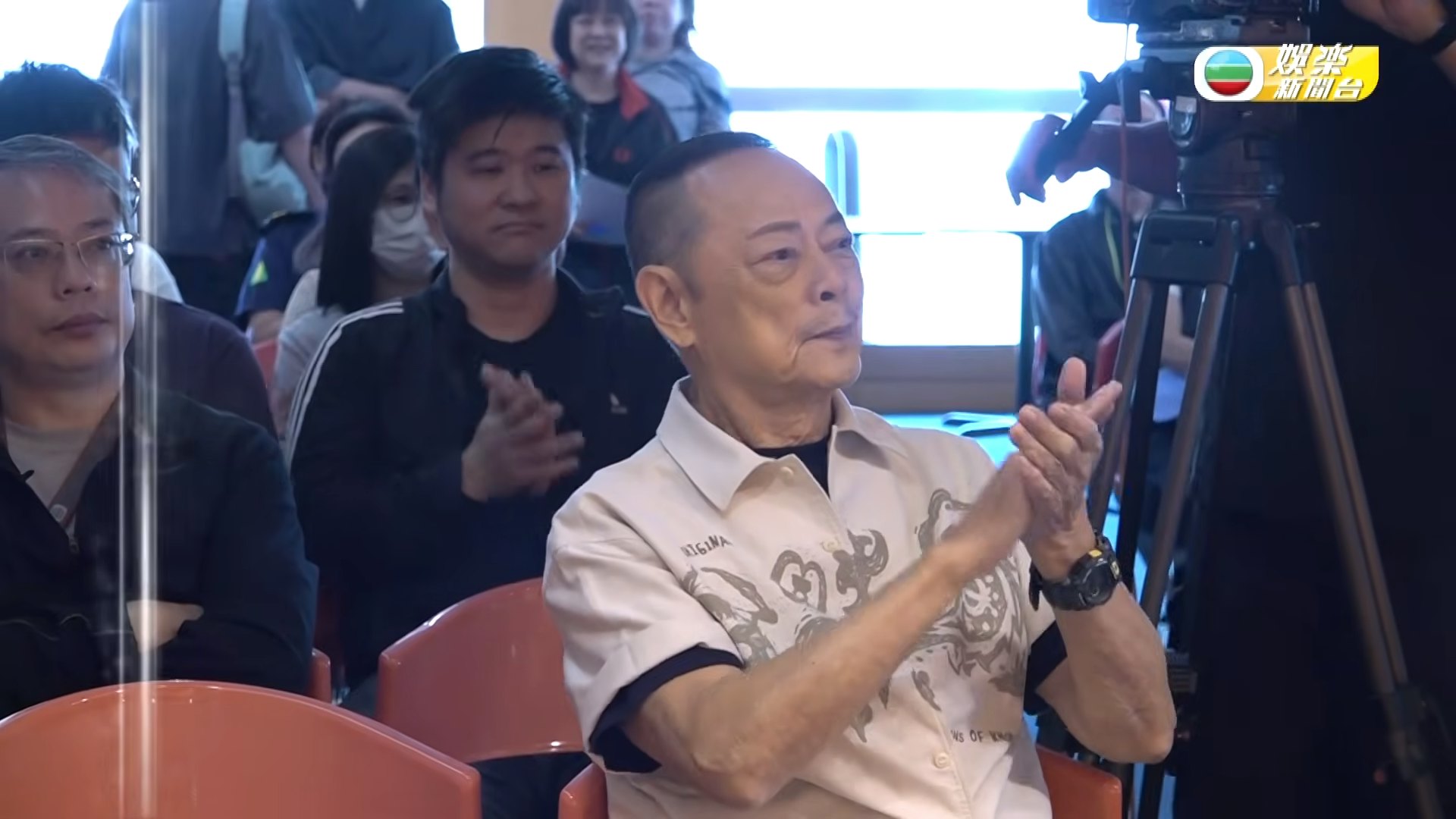未到場的龍家人亦有視頻祝福。(TVB)
