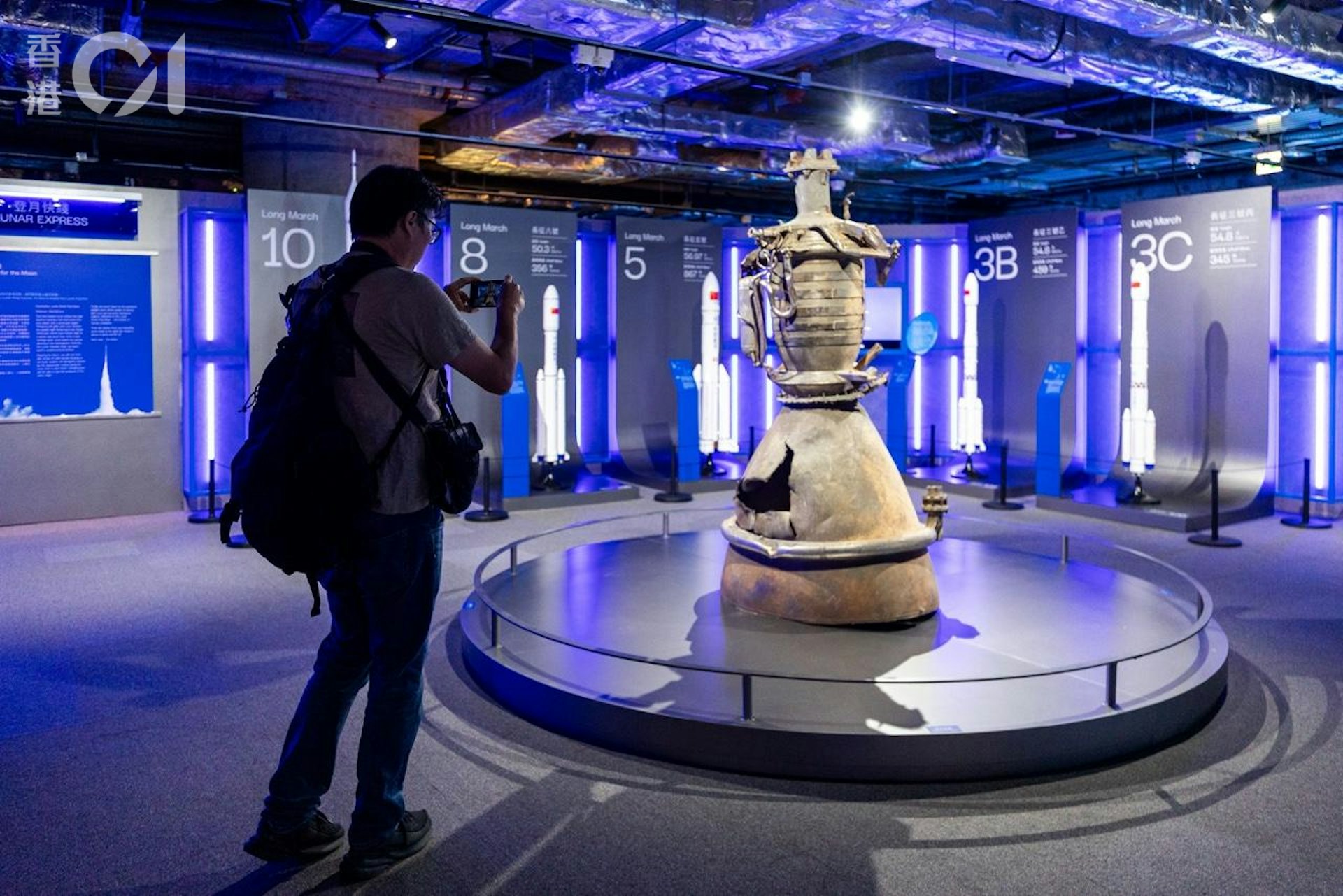 展覽展示航天實物,包括長征三號越火箭發動機殘骸實物、嫦娥六號返回倉降落傘等。