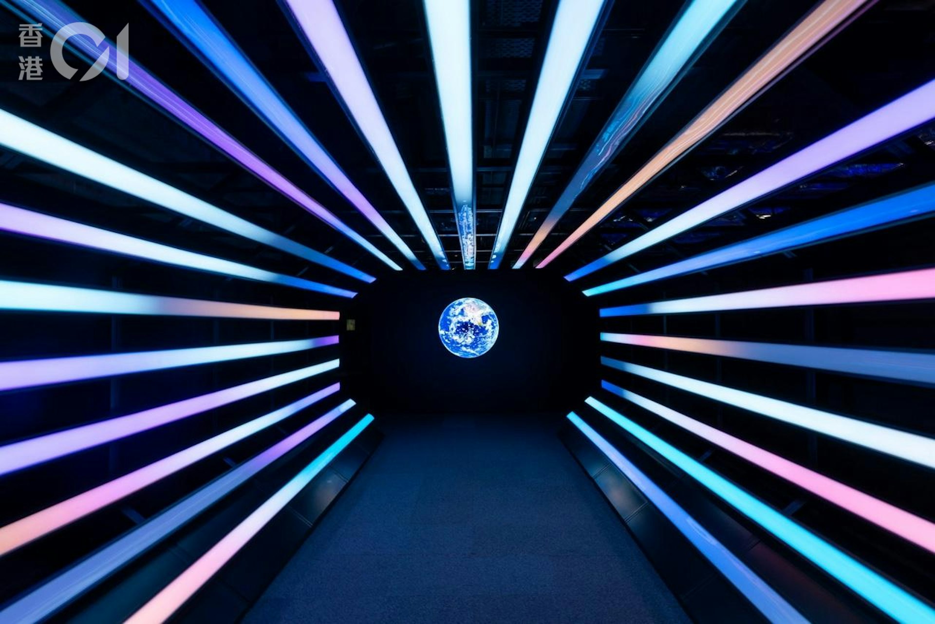 多個打卡熱點,包括時光隧道及3D無重力背景。