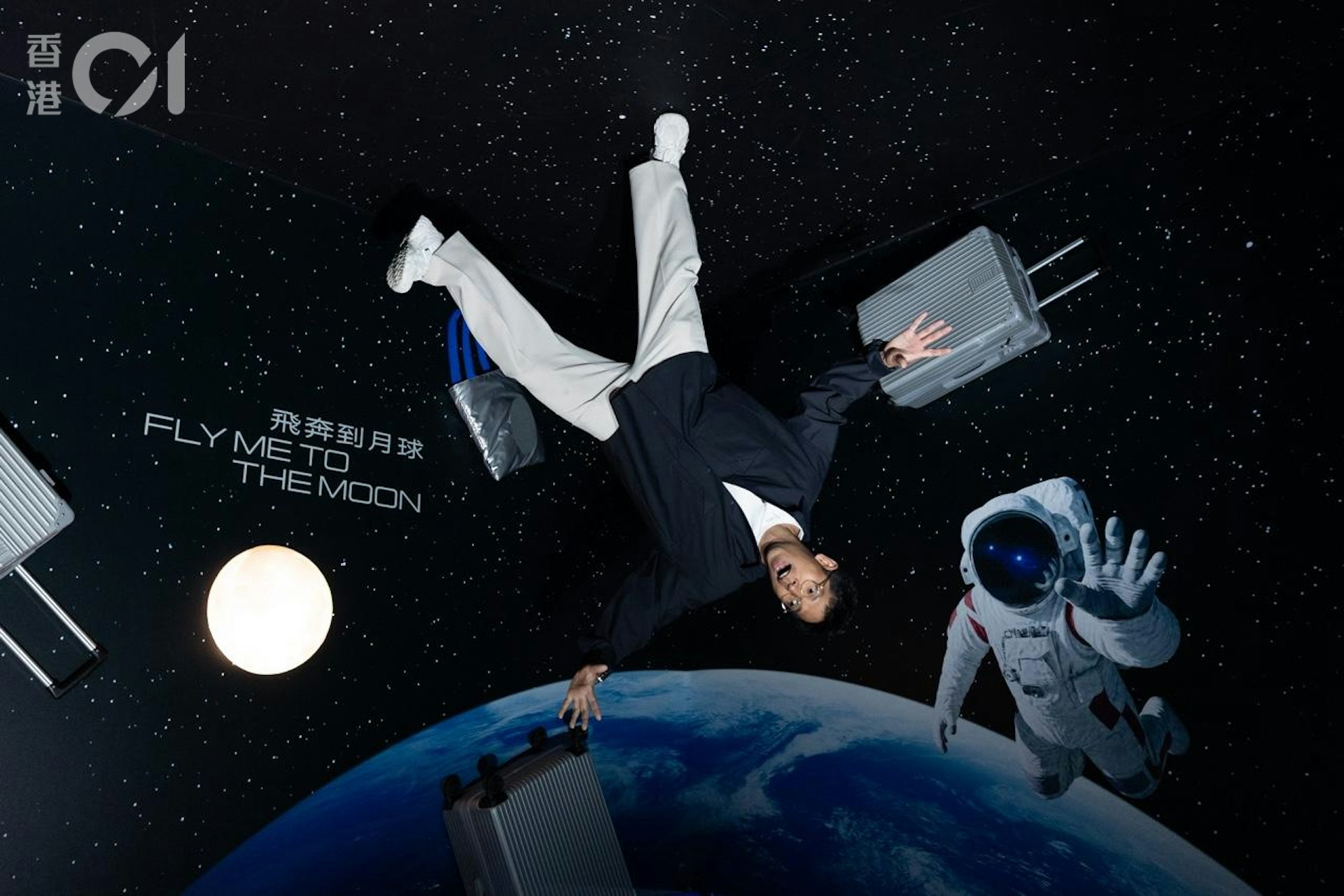 多個打卡熱點,包括時光隧道及3D無重力背景。