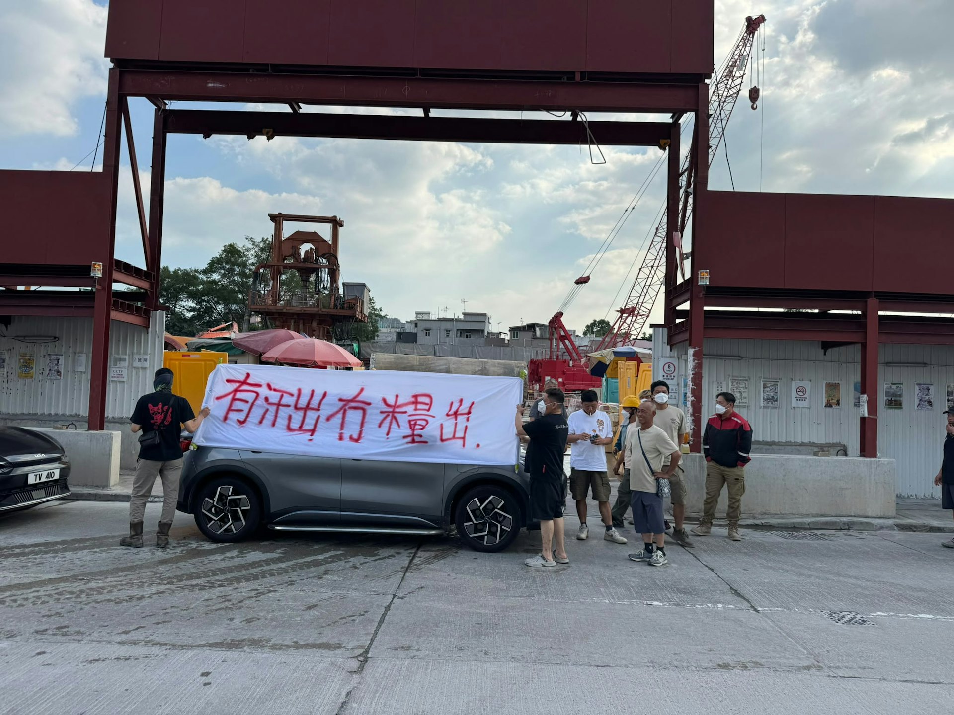 現場為元朗橋旺街與橋盛街交界一個私人地盤,今午(9日)10多名工人到場拉起橫額,追討逾200萬元欠款。