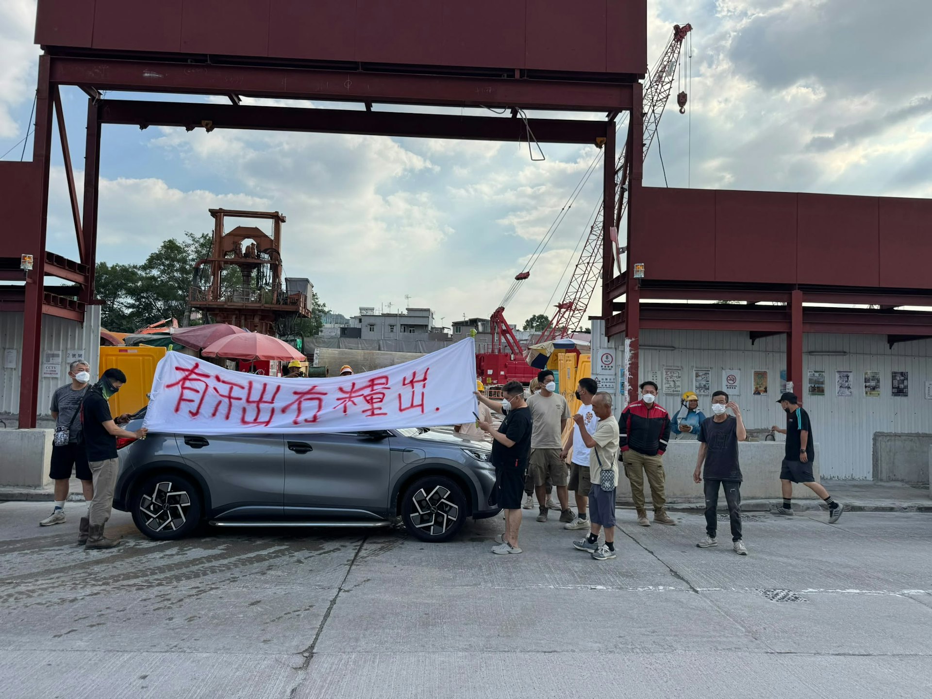 洪水橋換地項目工友拉橫額追債:元朗私人地盤拖欠工資逾百萬引關注 洪水橋換地項目工友拉橫額追債:元朗私人地盤拖欠工資逾百萬引關注
