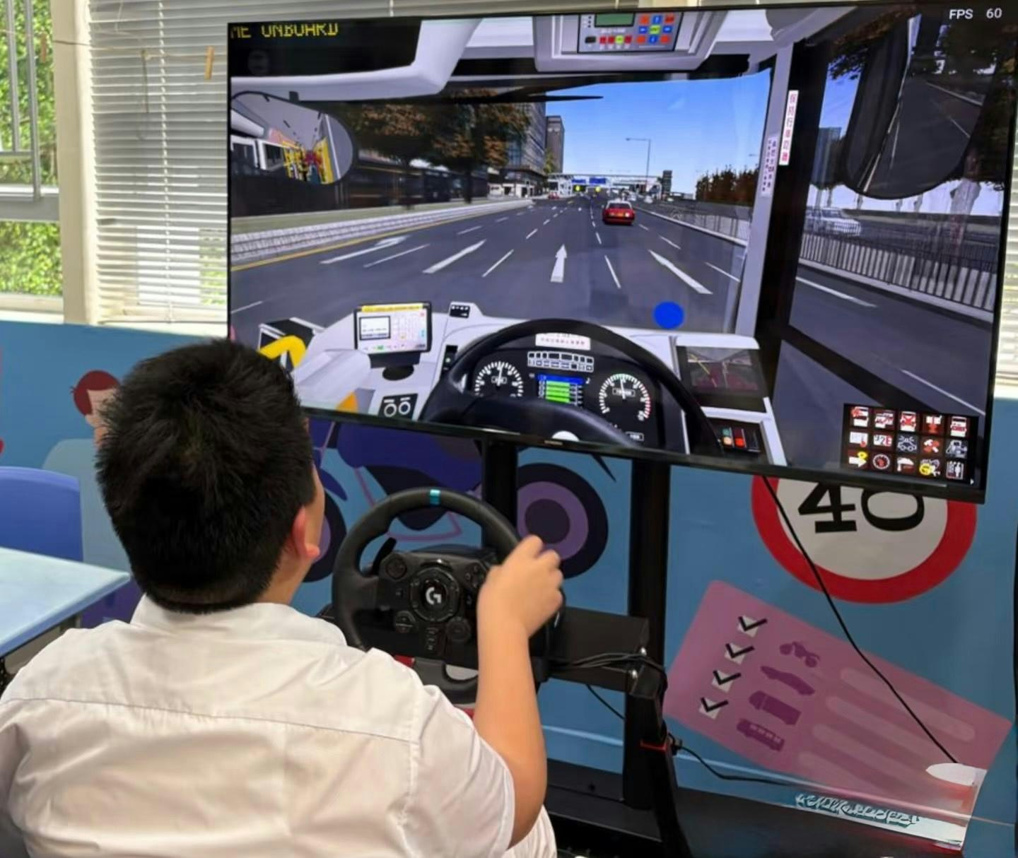 交通安全室則透過模擬駕駛和情境體驗,讓學生從行人、乘客和駕車者的角度認識道路安全。學生可以進行模擬駕駛和VR過路情境。這些活動重點不在訓練真實駕駛,而在於建立風險判斷、專注力和責任感。