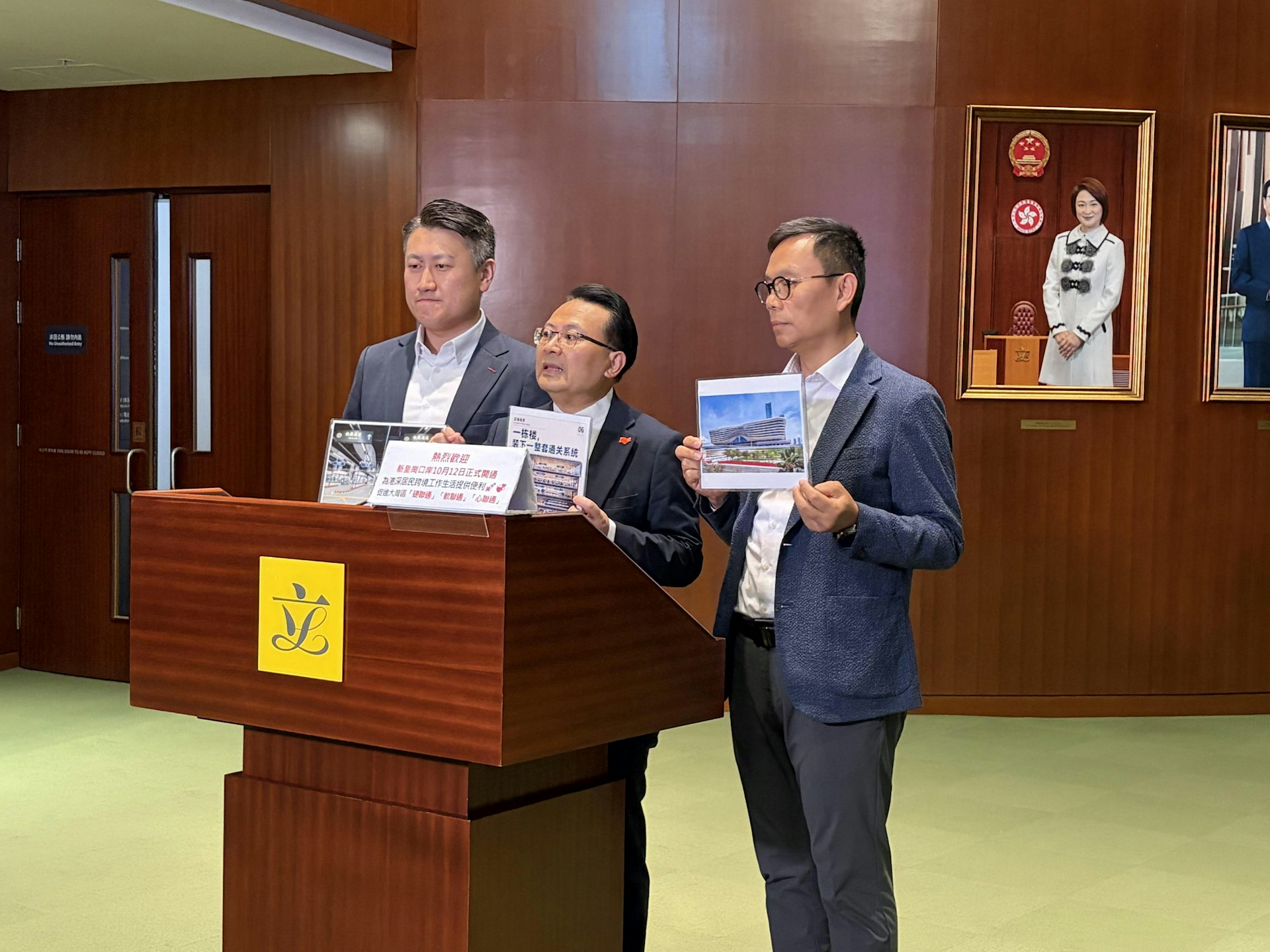 立法會議員姚銘(左)、陳勇(中)、陳恒鑌(右)。