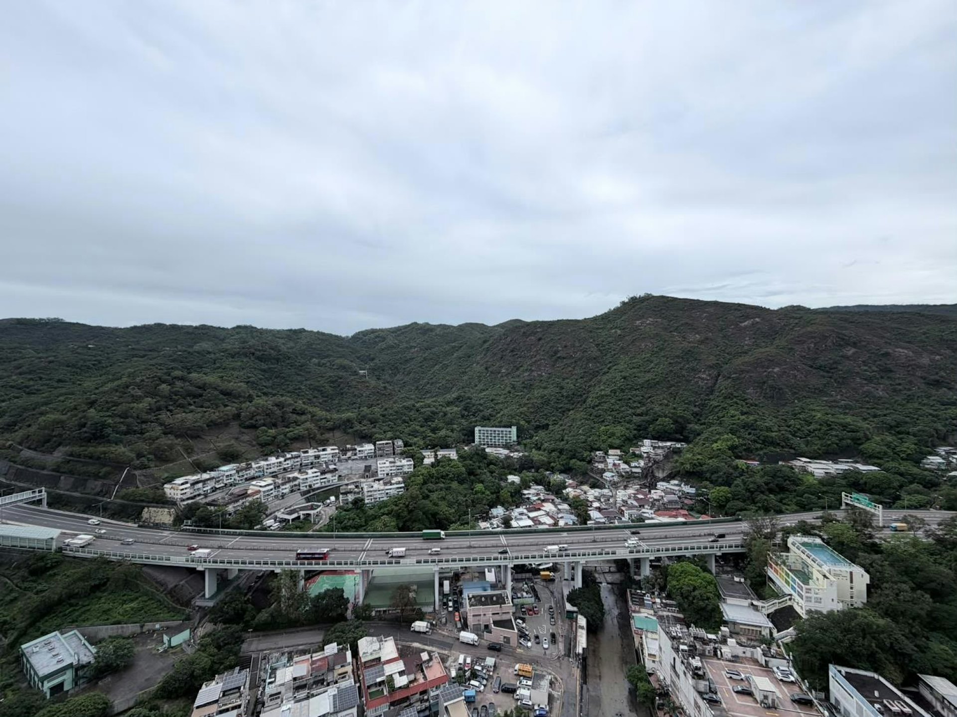 深井麗都花園5座連天台特色單位,實用面積547平方呎,附設天台386平方呎。