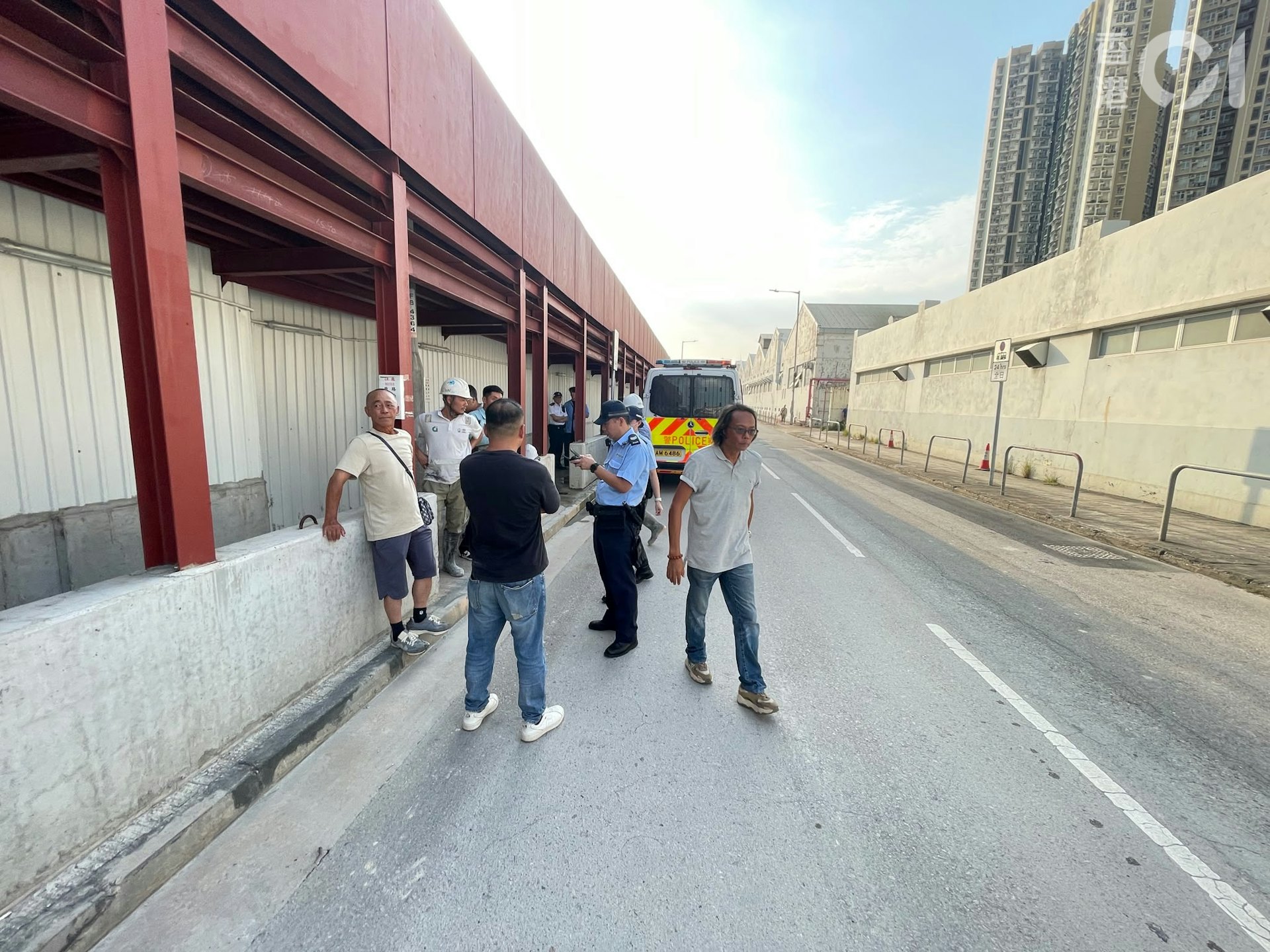 現場為元朗橋旺街與橋盛街交界一個私人地盤,多名工人到場追款,警方接報到場調查。