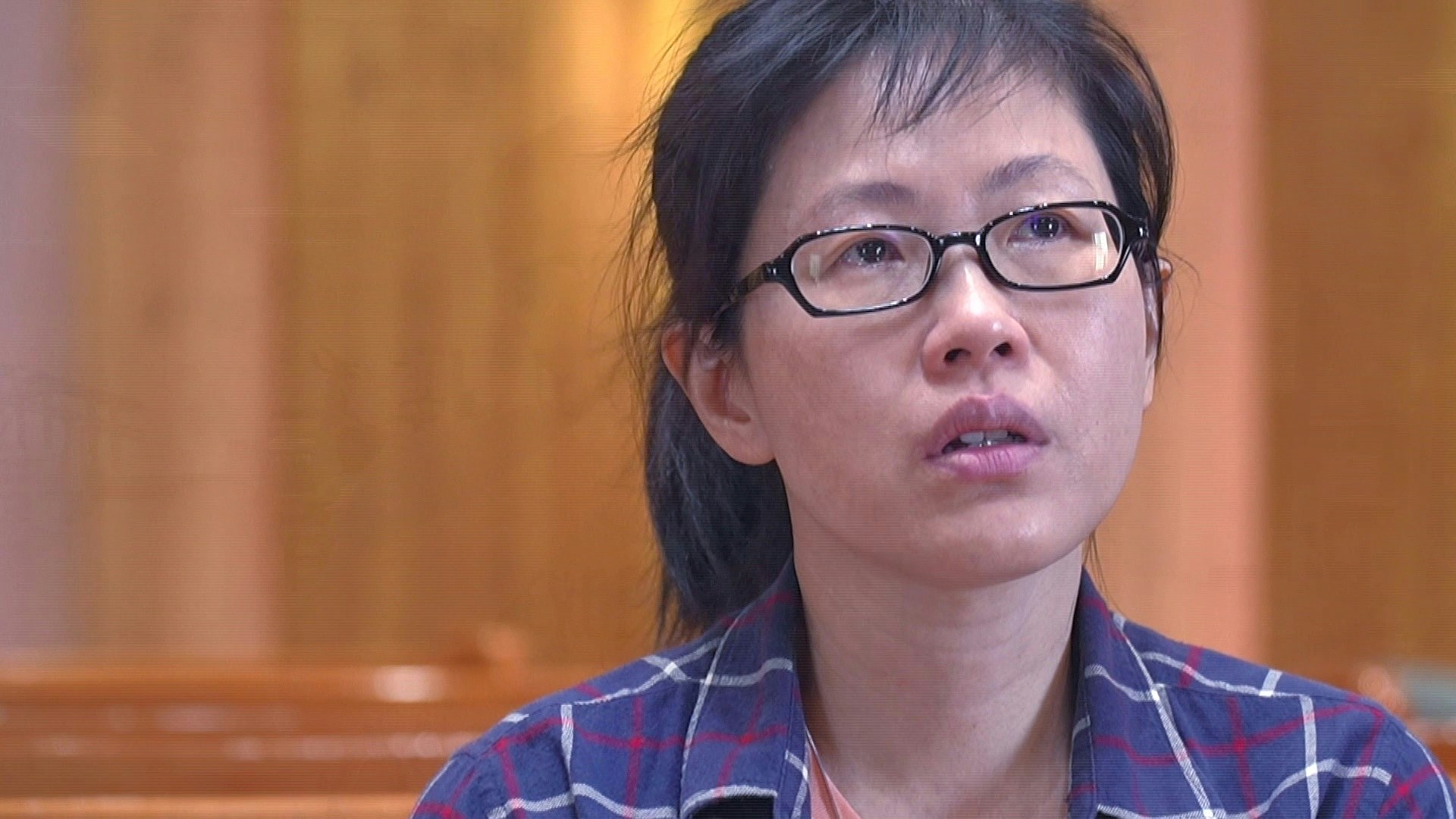 談到兒子受過的委屈,其其的眼淚終於藏不住。