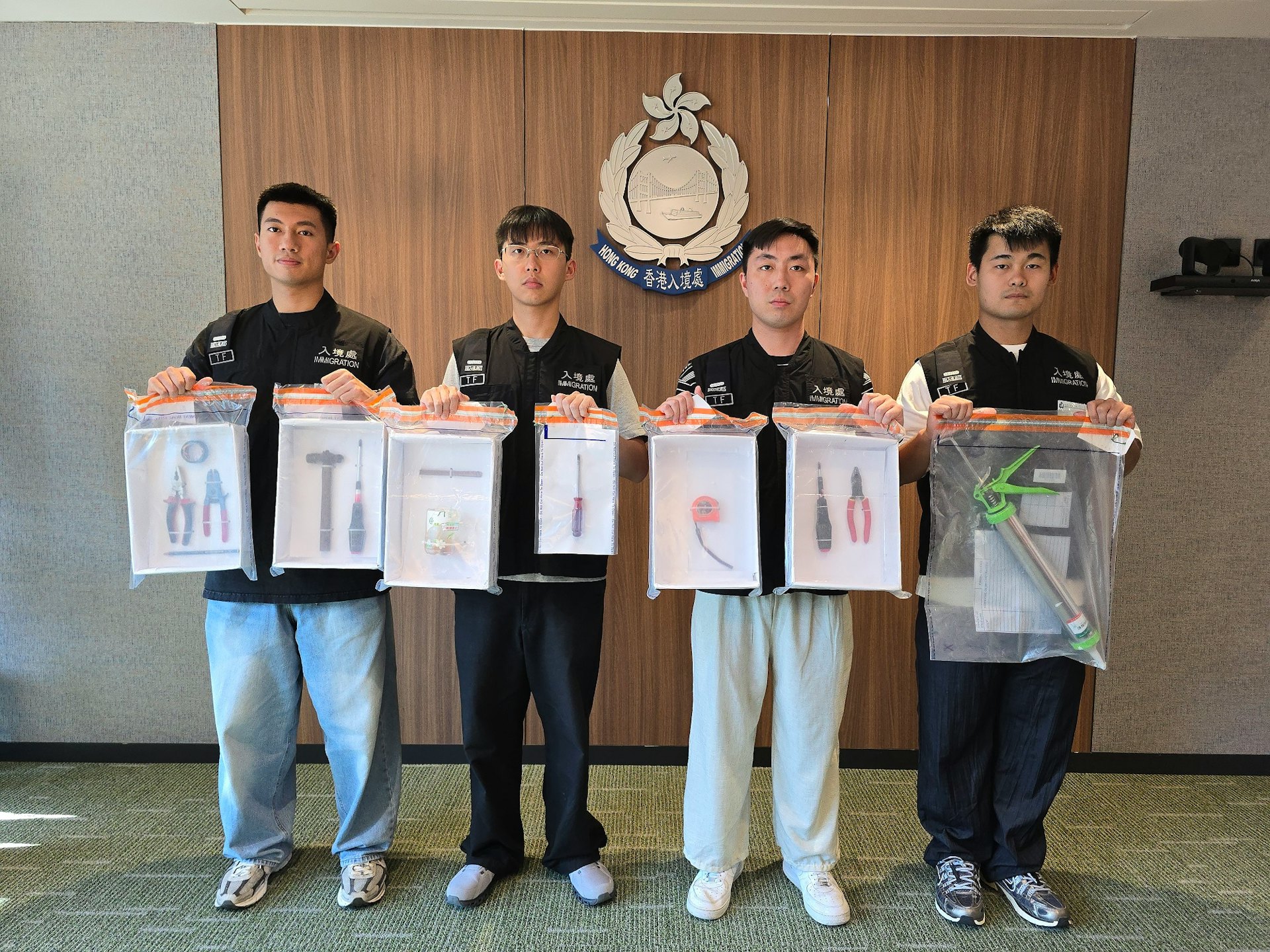 香港跨部門聯動打擊非法用工,連續一週拘捕20名涉案人員 香港跨部門聯動打擊非法用工,連續一週拘捕20名涉案人員