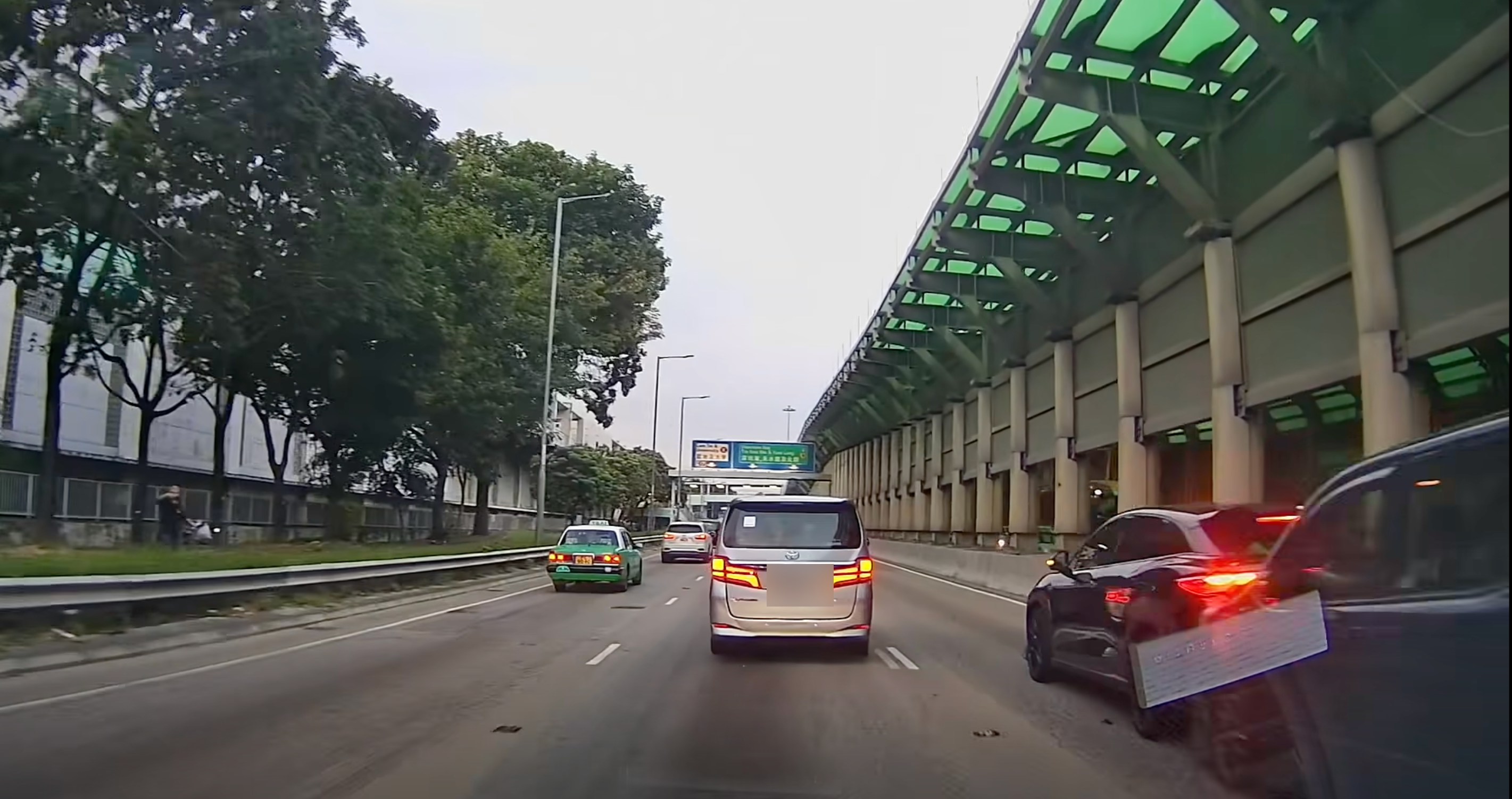 屯門公路往元朗方向近兆康站對開,有4輛私家車「串燒」相撞。