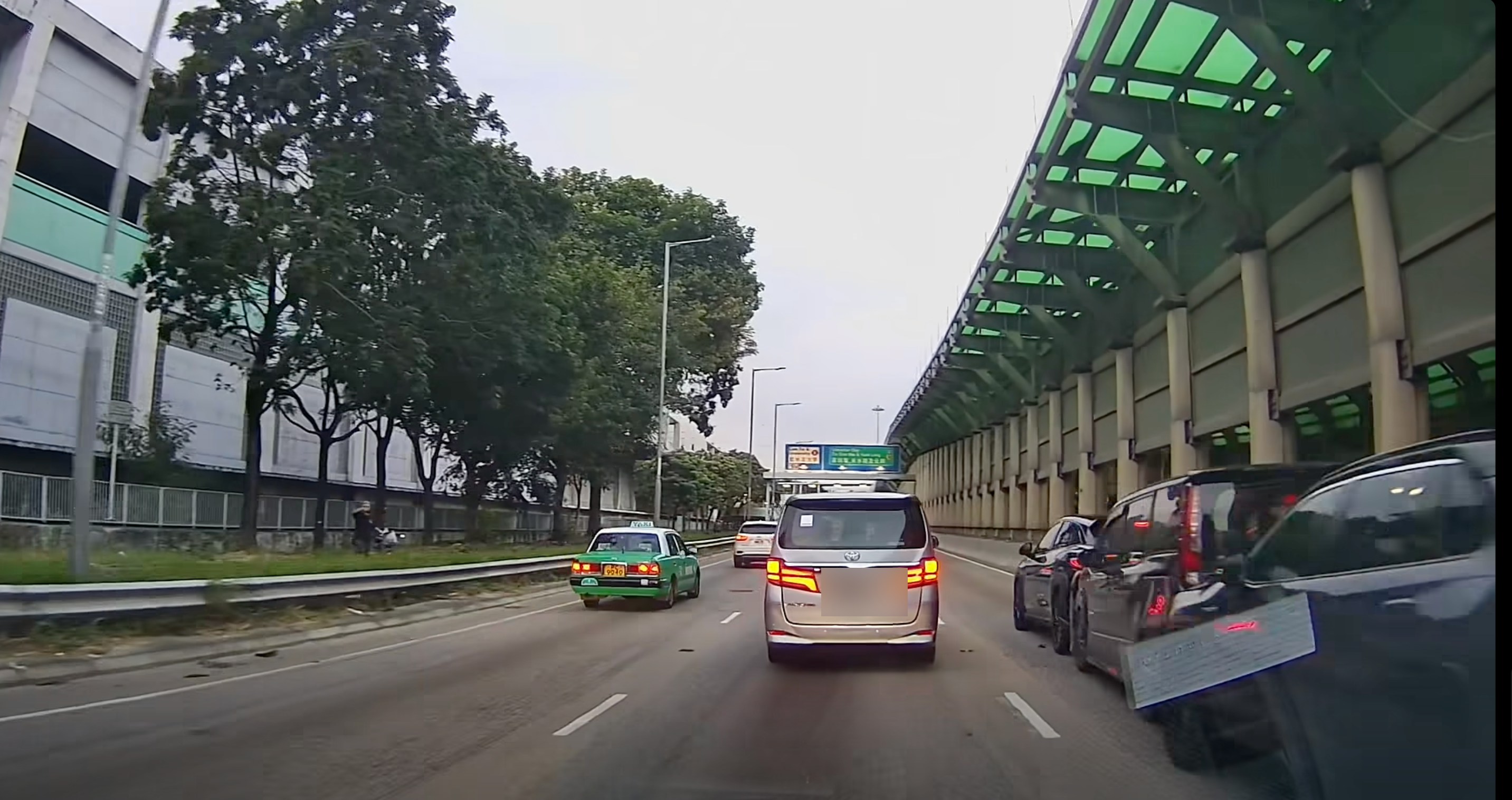 屯門公路往元朗方向近兆康站對開,有4輛私家車「串燒」相撞。