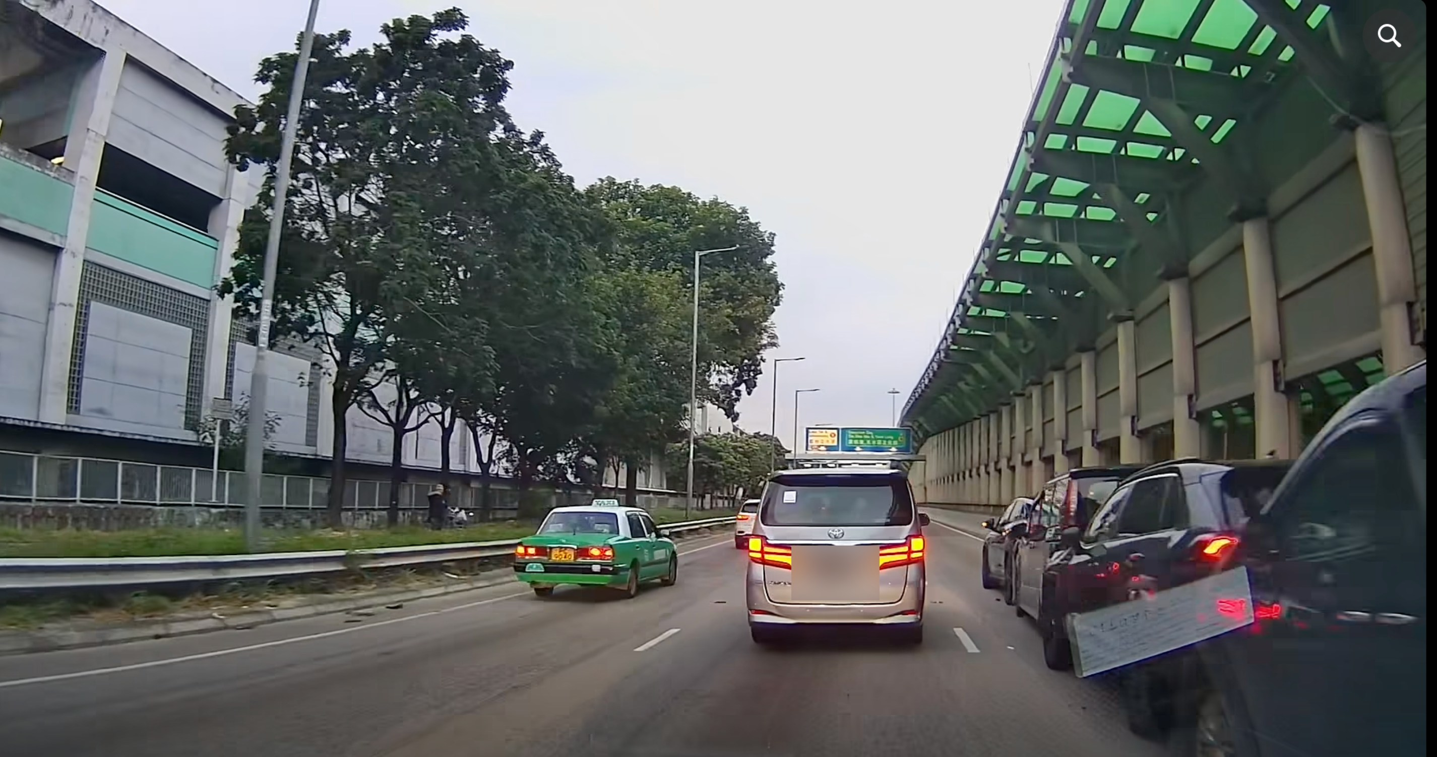 屯門公路往元朗方向近兆康站對開,有4輛私家車「串燒」相撞。
