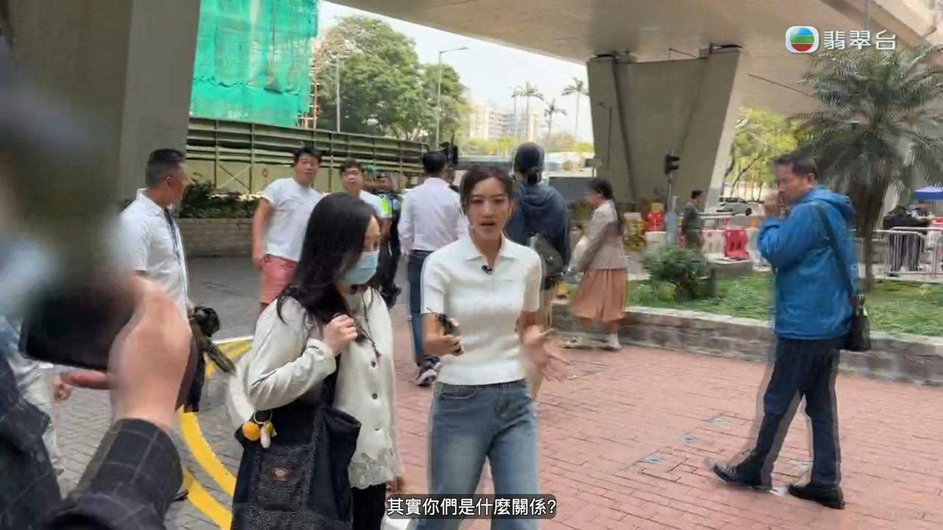 面對記者追問是否當男方是「水魚」,Soso戴著口罩急步離去,僅冷回應「冇欺騙成分」。節目截圖)