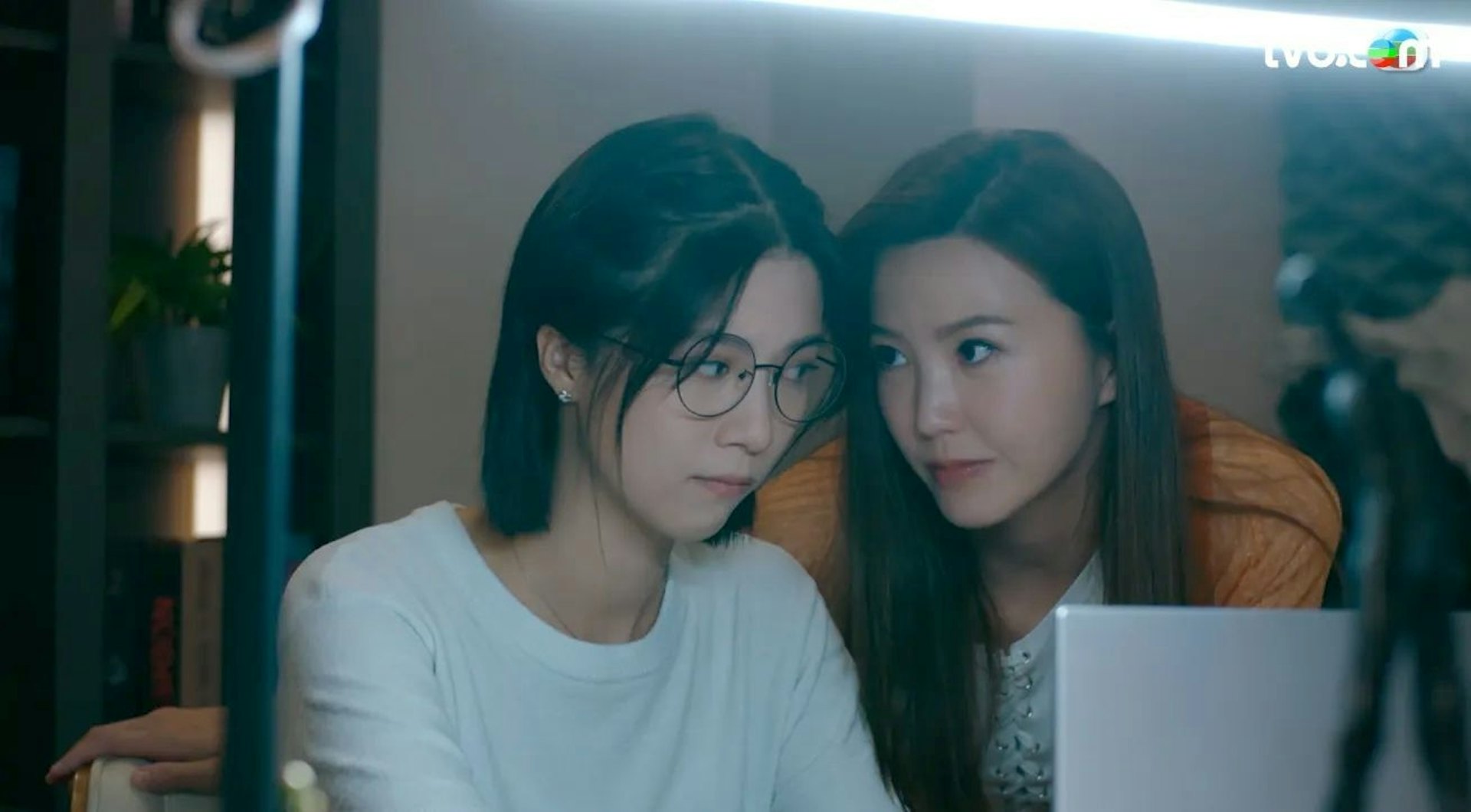 吳若希與陳曉華在劇中的姊妹情令人動容。(劇集截圖)