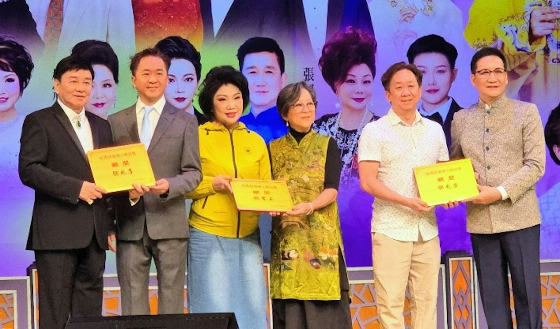 派發委任狀。