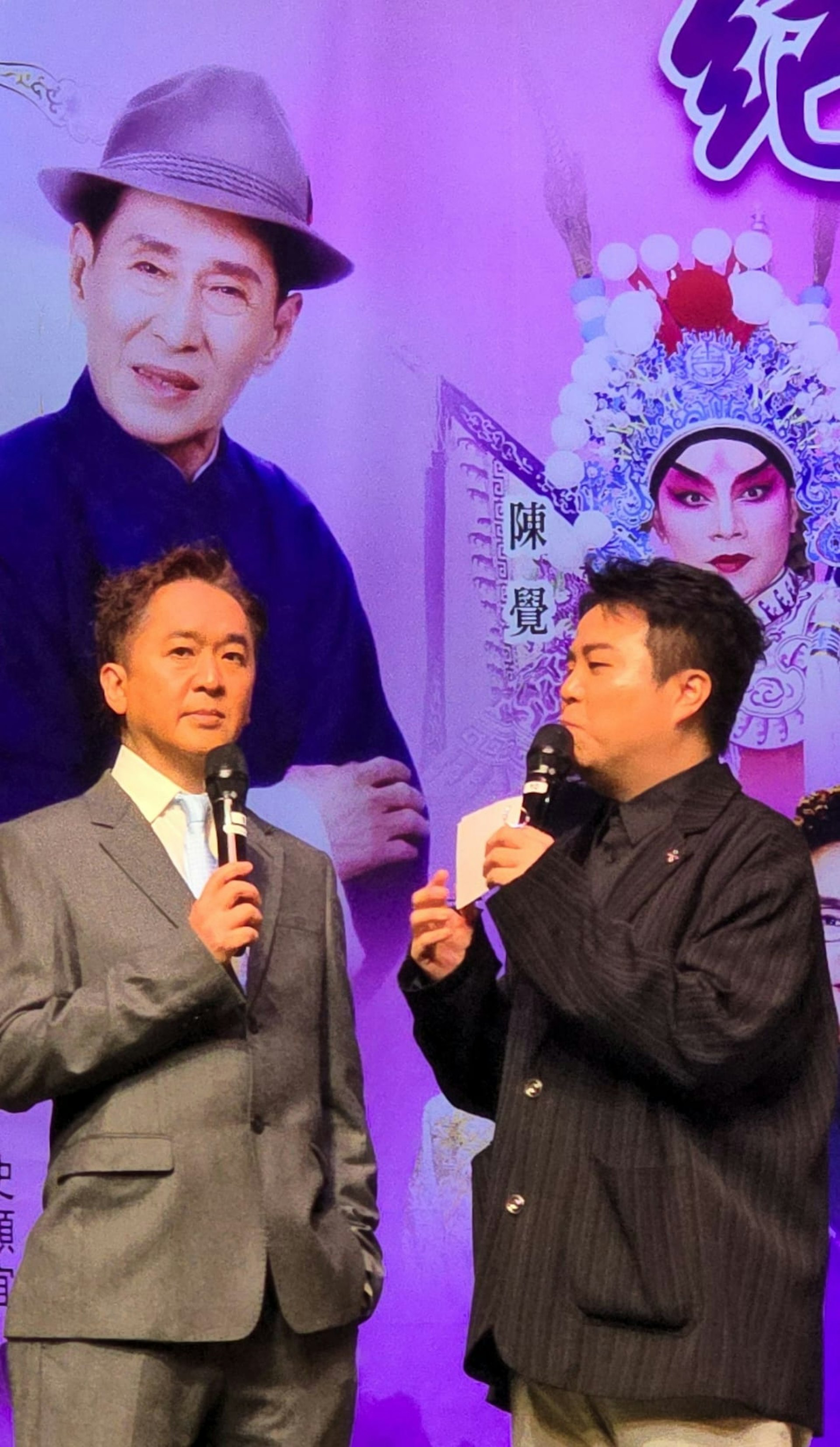鄧兆尊以一貫風騷幽默風格客串做司儀,拍檔史順宜主持節目。