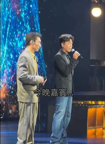许志安红馆演唱会李克勤惊喜助阵:昔日大奖打破天王垄断,二人合唱《深深深》点燃全场 许志安红馆演唱会李克勤惊喜助阵:昔日大奖打破天王垄断,二人合唱《深深深》点燃全场