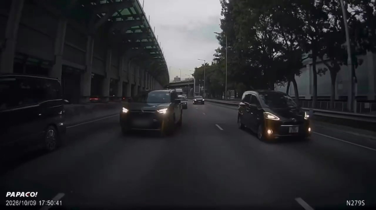 屯門公路周五傍晚連環撞擊:車載鏡頭捕捉4車追尾瞬間,鐵騎士驚險避險 屯門公路周五傍晚連環撞擊:車載鏡頭捕捉4車追尾瞬間,鐵騎士驚險避險