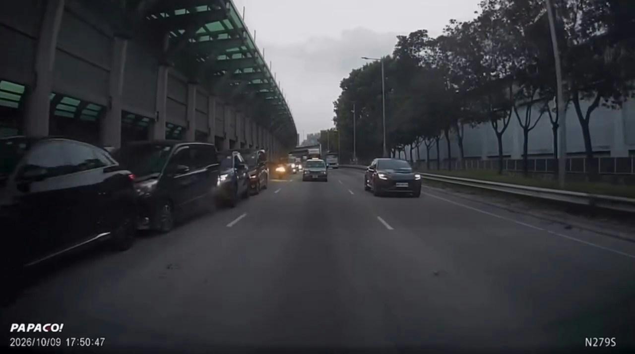 由中線切到快線後,私家車隨即與前方另外兩輛私家車,和尾隨另一私家車首尾相撞。(Facebook 車cam L(香港群組)Kitty Cha)片段截圖)