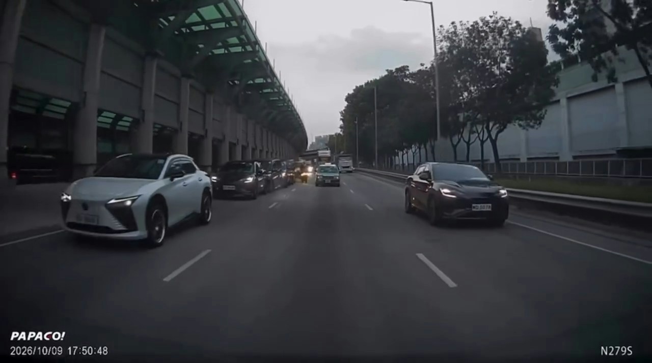 4輛私家車在快線「串燒」相撞。(Facebook 車cam L(香港群組)Kitty Cha)片段截圖)