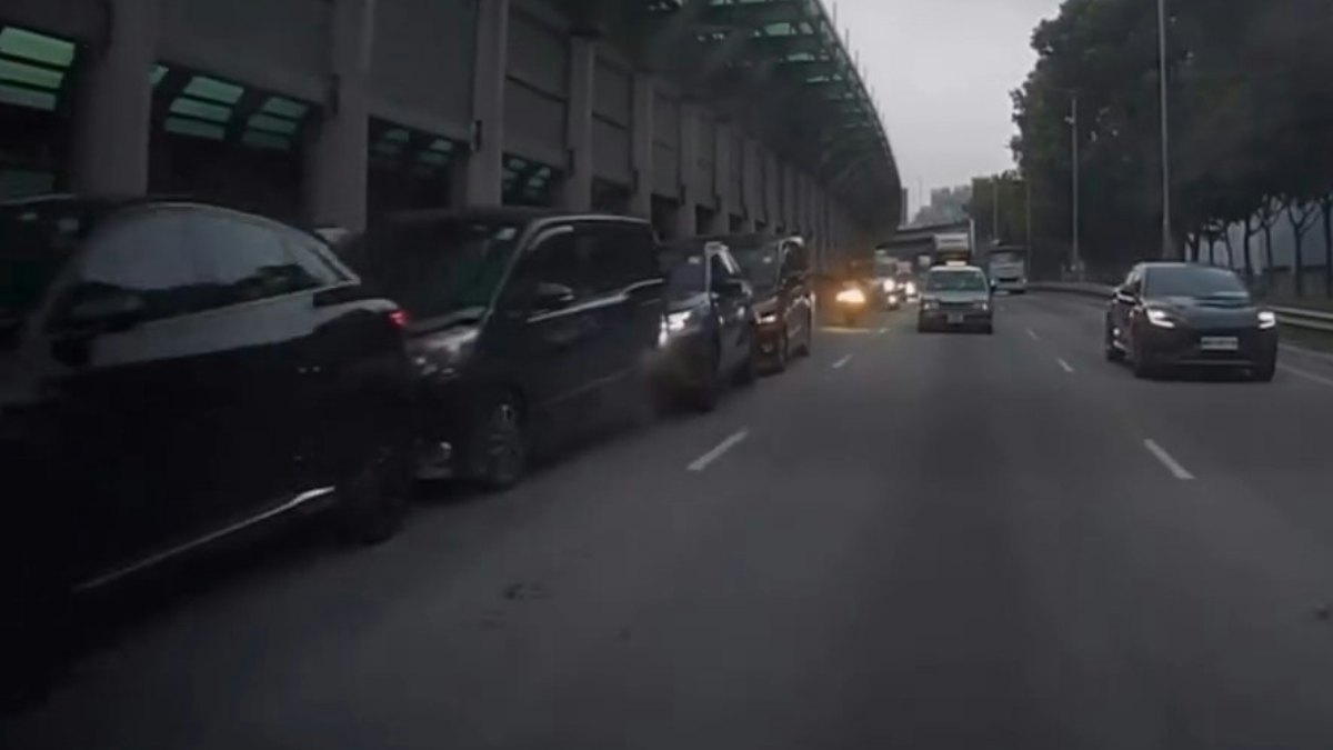 車Cam|屯門公路周五大塞車 直擊首宗意外4車串燒 鐵騎士避一劫