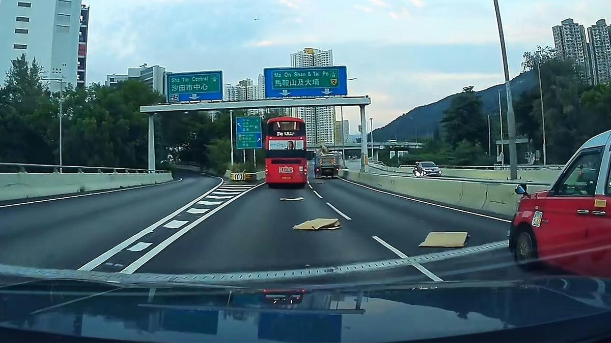大老山公路貨車跌卡板和紙皮 尾隨車輛減速兼踩線避開|有片