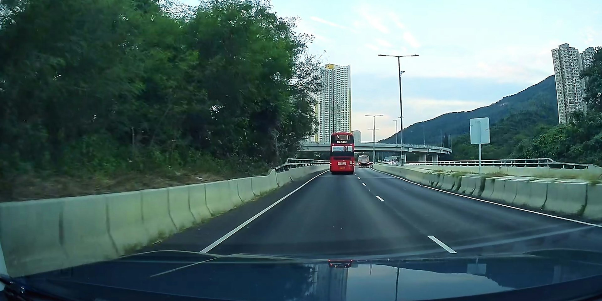 貨車司機不知情下繼續駕駛。(Facebook群組「車cam L(香港群組)」影片截圖)