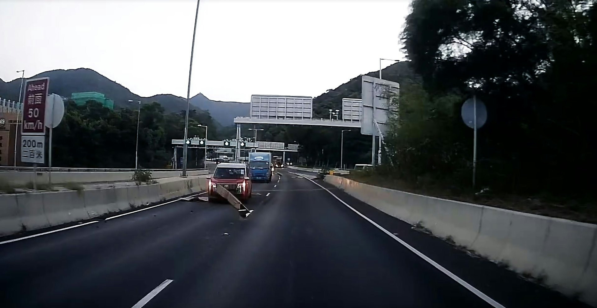 尾隨車輛減慢車速。(Facebook群組「車cam L(香港群組)」影片截圖)