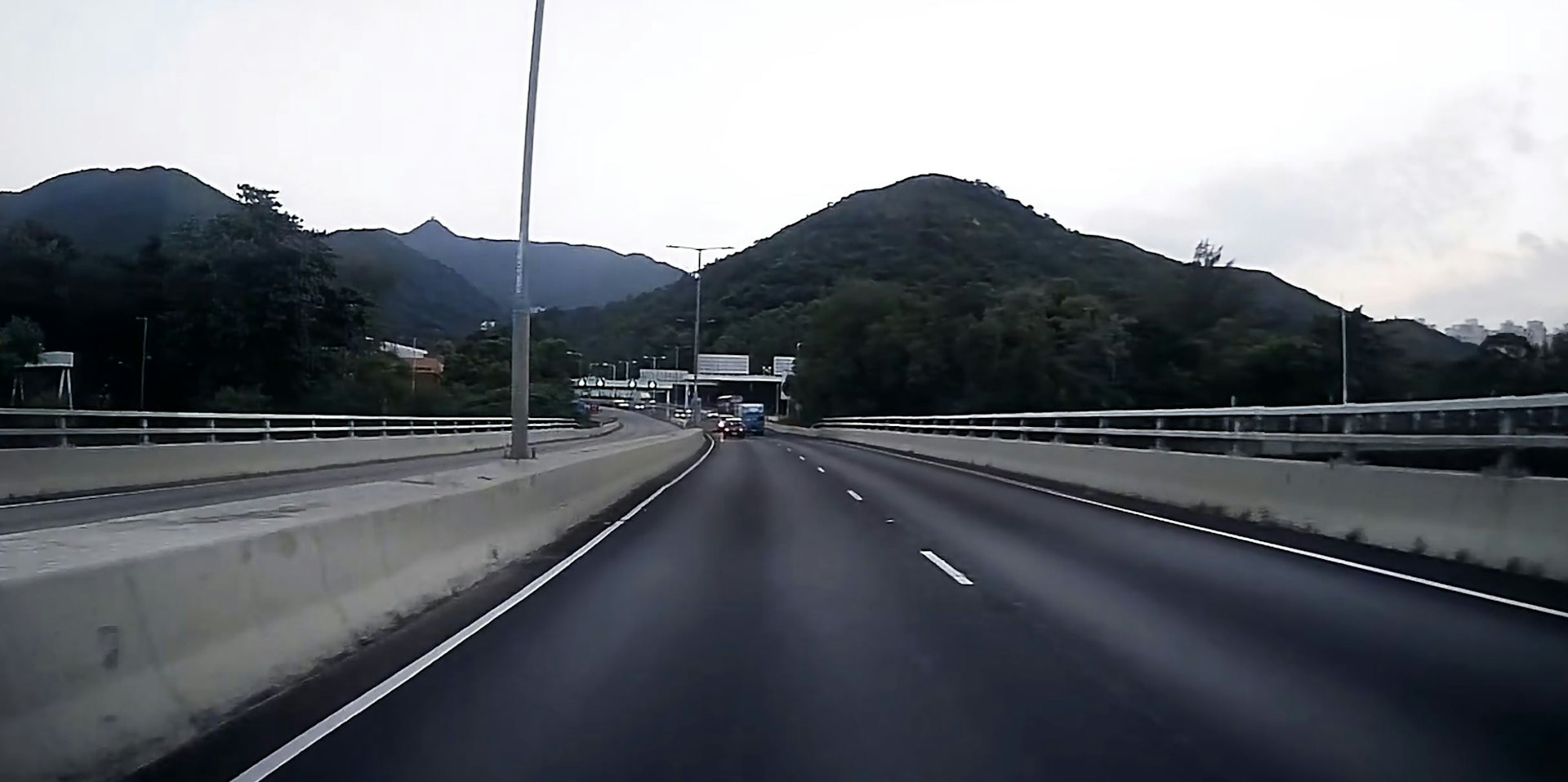 貨車甚至踩線避開。(Facebook群組「車cam L(香港群組)」影片截圖)