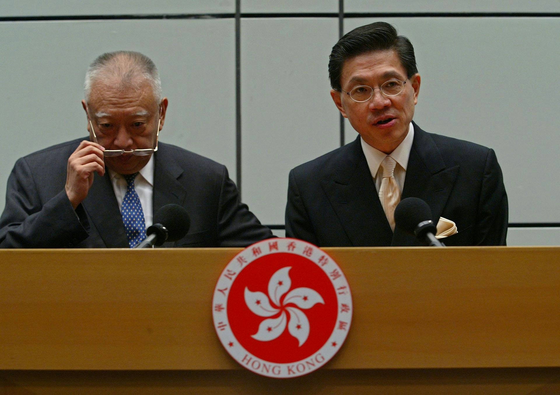 2004年7月7日,行政长官董建华召开记者会,公布衞生福利及食物局局长杨永强辞职。(SCMP / Getty Images)