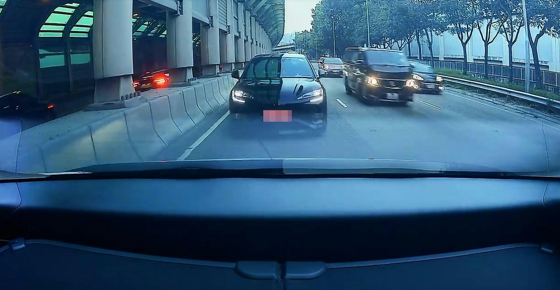 後Cam拍到後方私家車同樣急煞。
