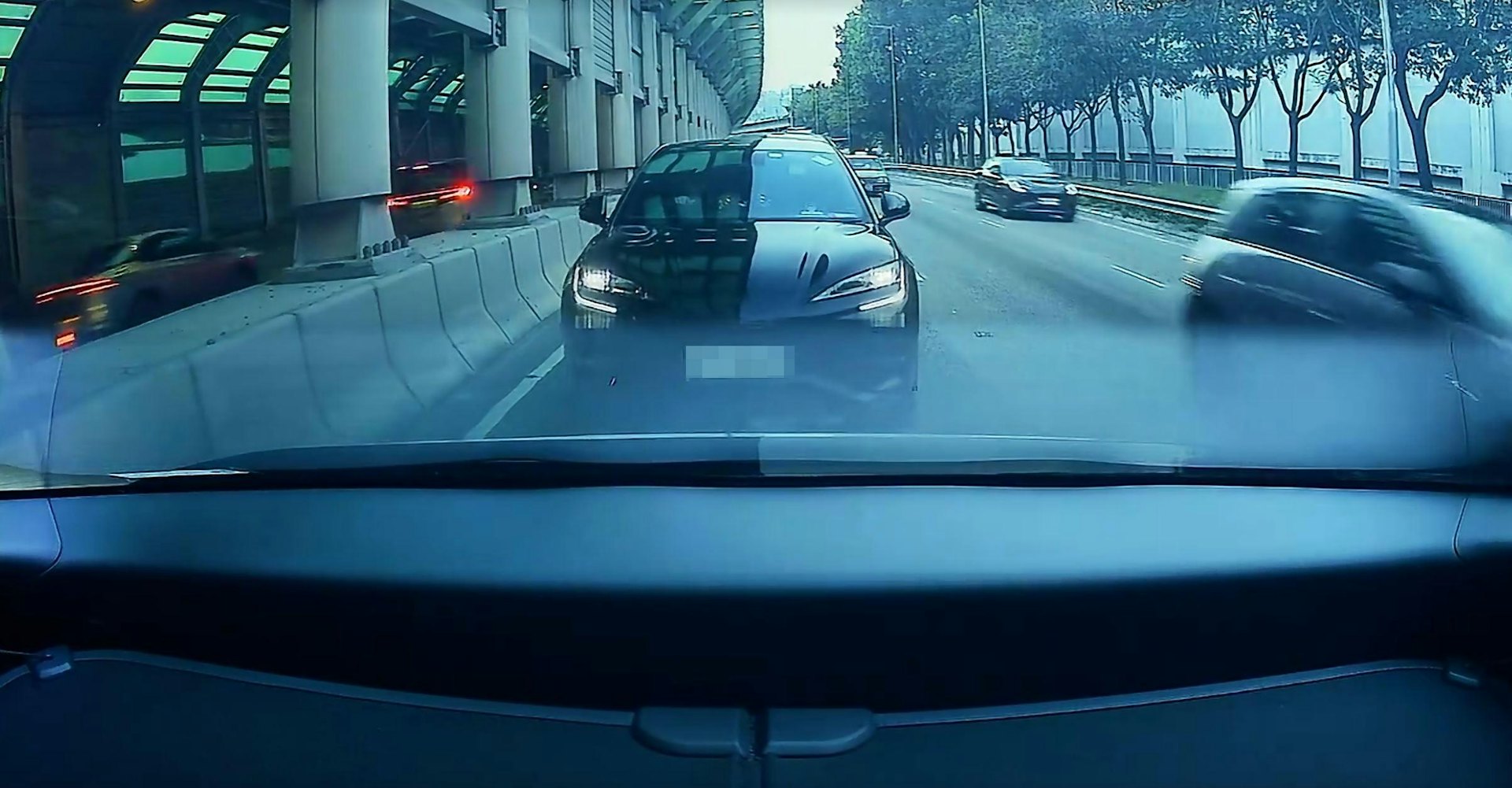 最終釀成4車串燒相撞。