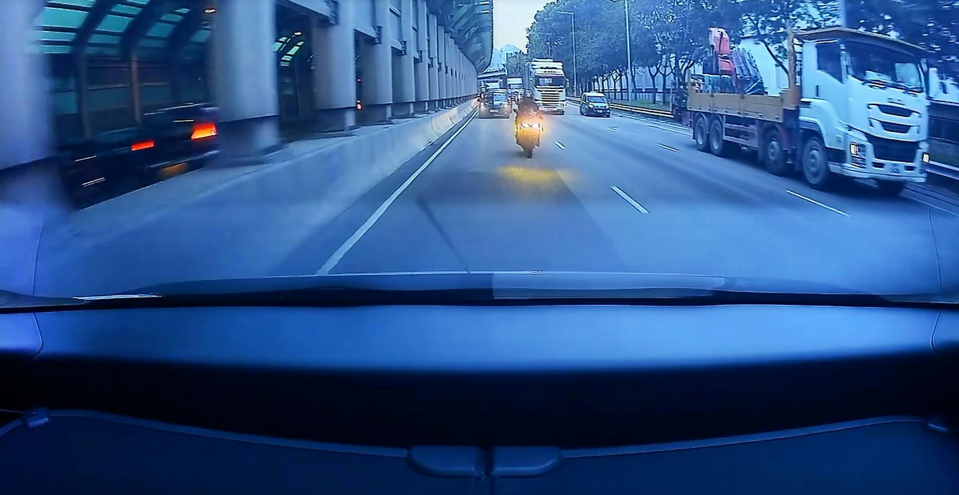 凌志開車。
