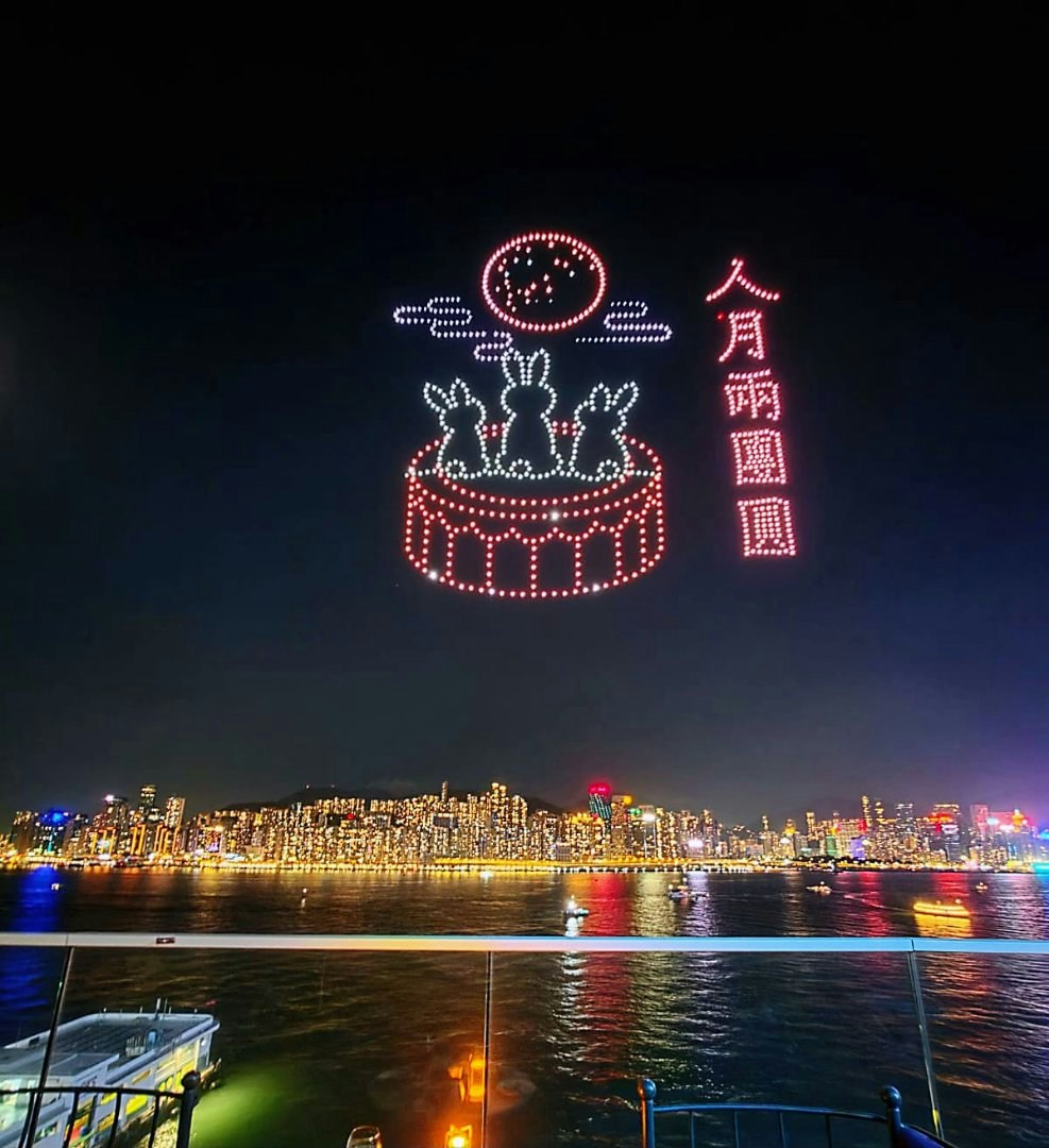维港上空砌出『人月两团圆』那一刻,众师生们均深受感动。