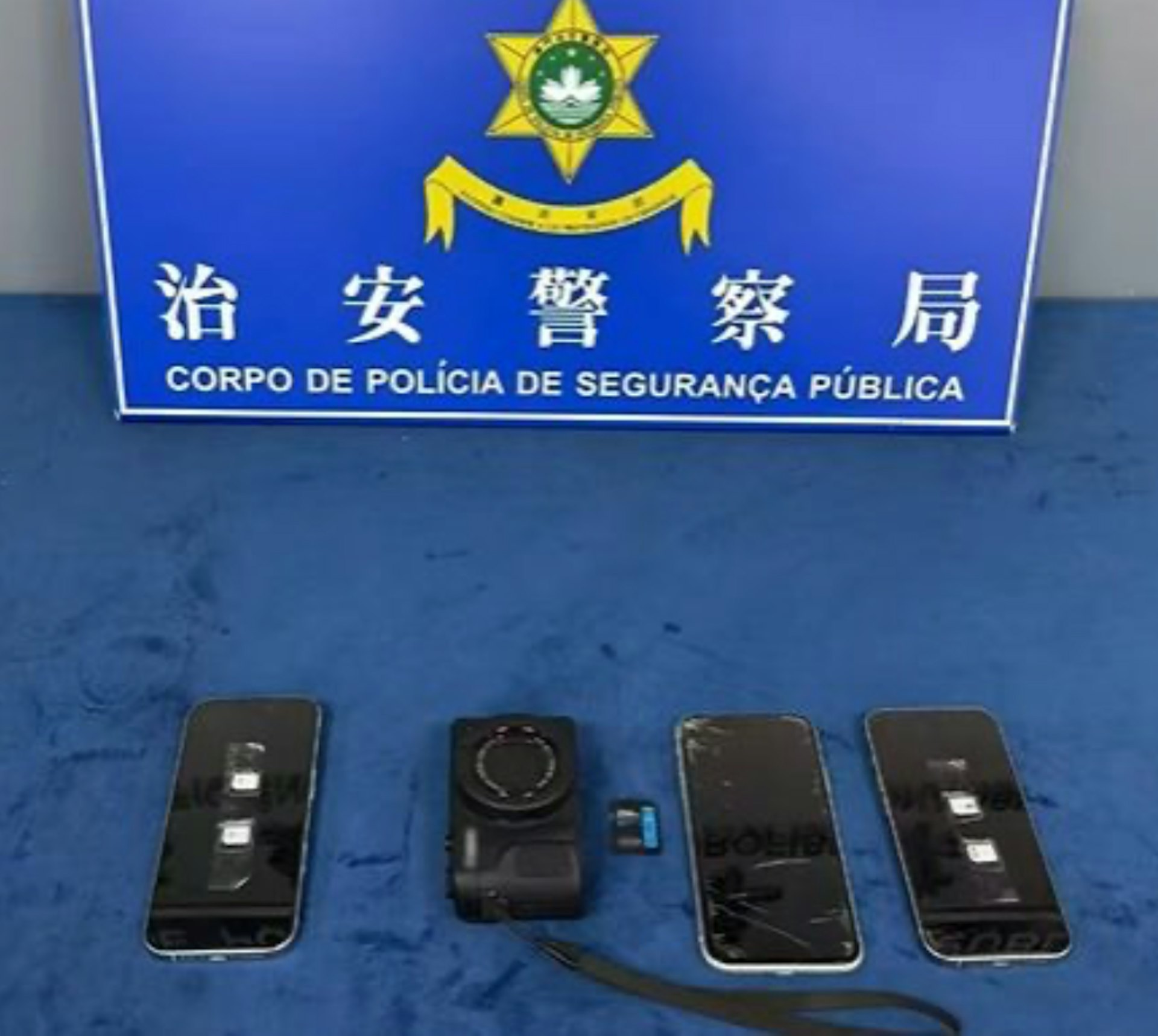 警方現場檢獲1部相機、3部手提電話等涉案證物。(廣州日報)