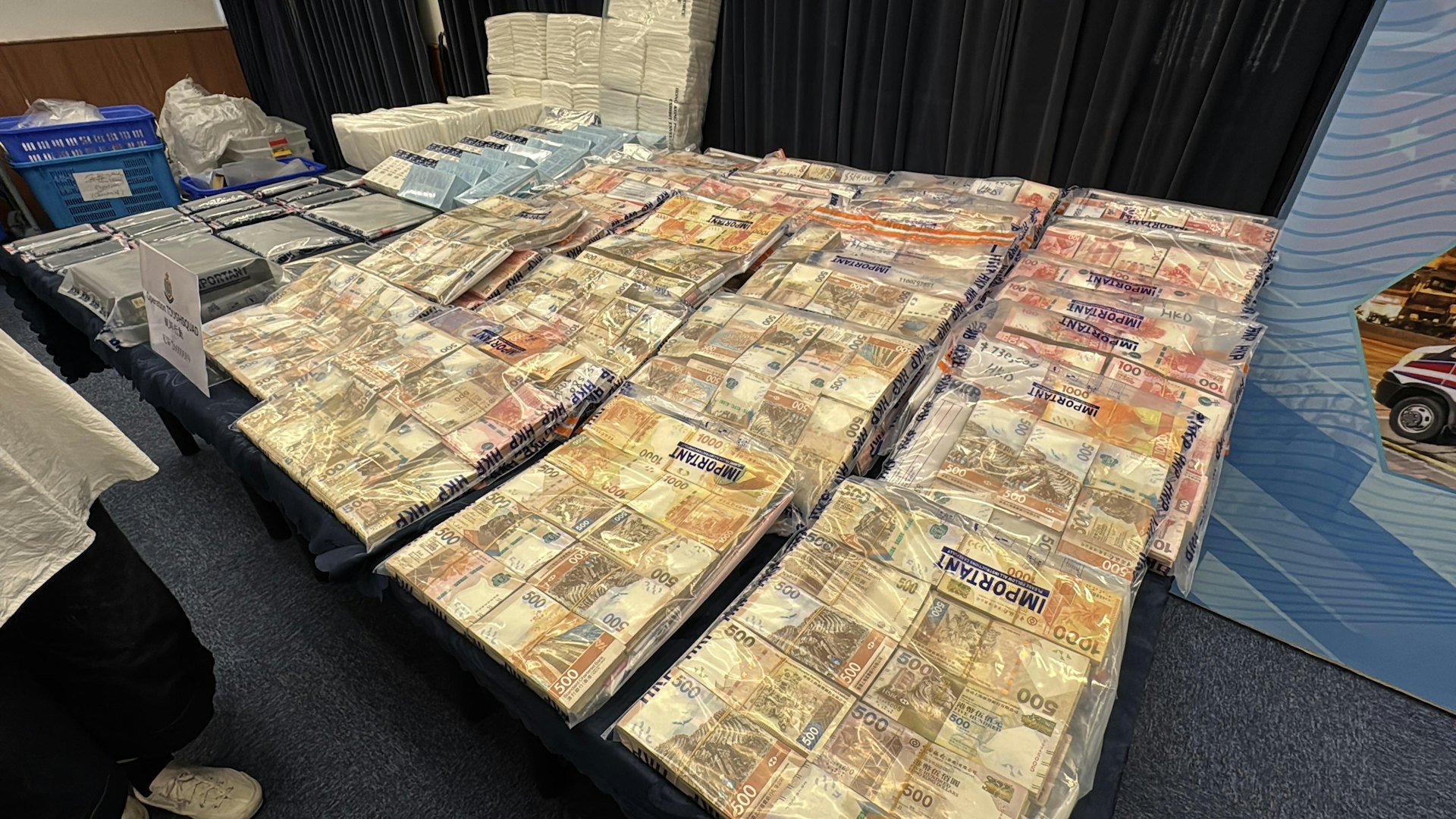 警方檢獲大批現金。