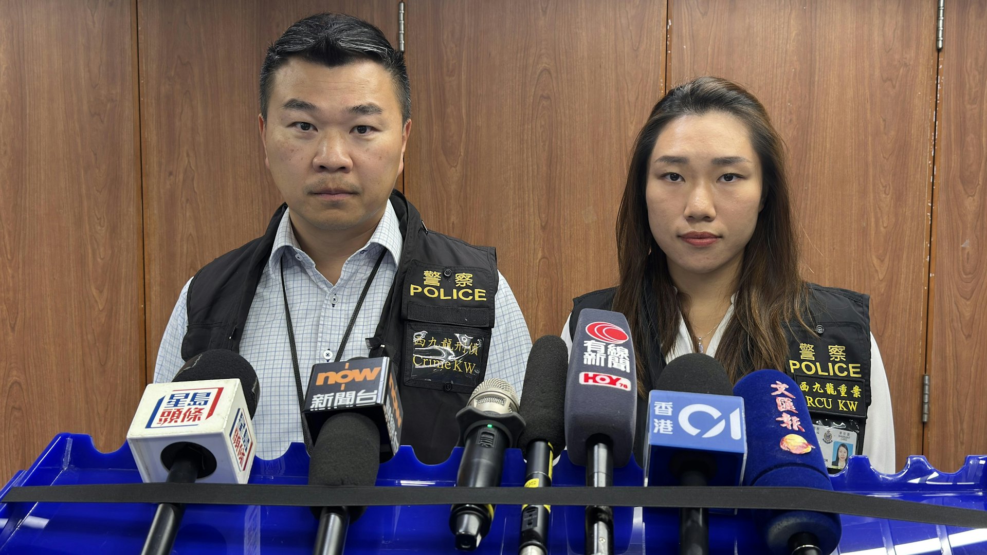 西九龍總區刑事部警司賈錦琳(左)及重案組高級督察葉恩樺向傳媒簡報案情。