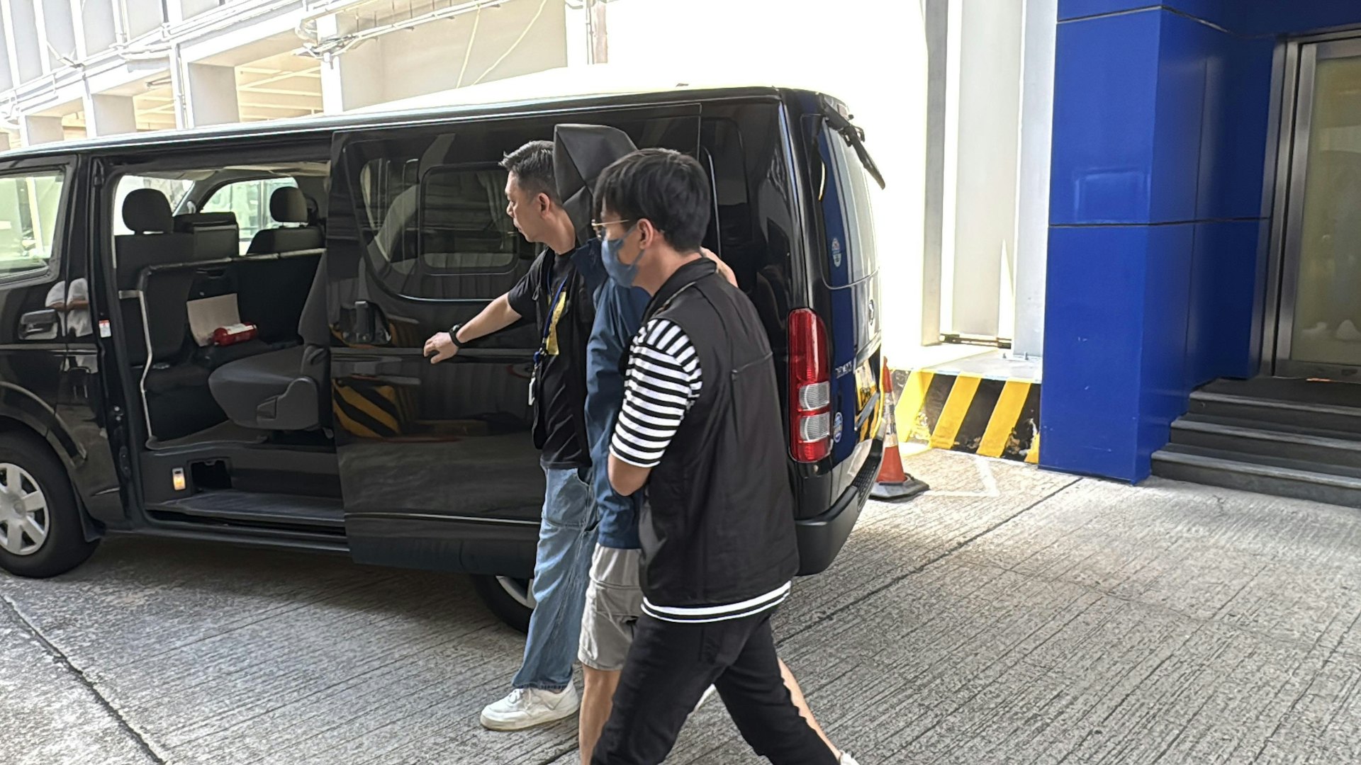 警方拘捕16人,當中4人為骨幹,而有3人為親兄弟。圖為其中一名疑犯被押走。