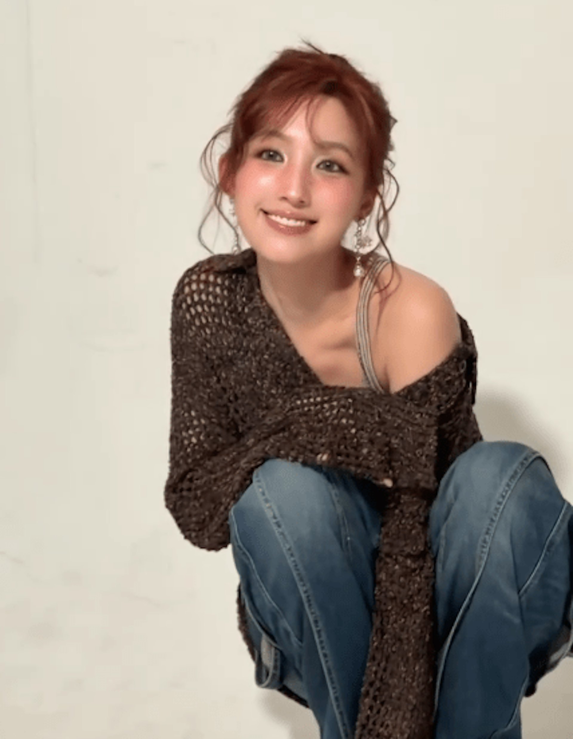 海兒在全新影片的打扮及舉動,重拾一份少女味,更被指似韓國女團成員。(海兒@IG)