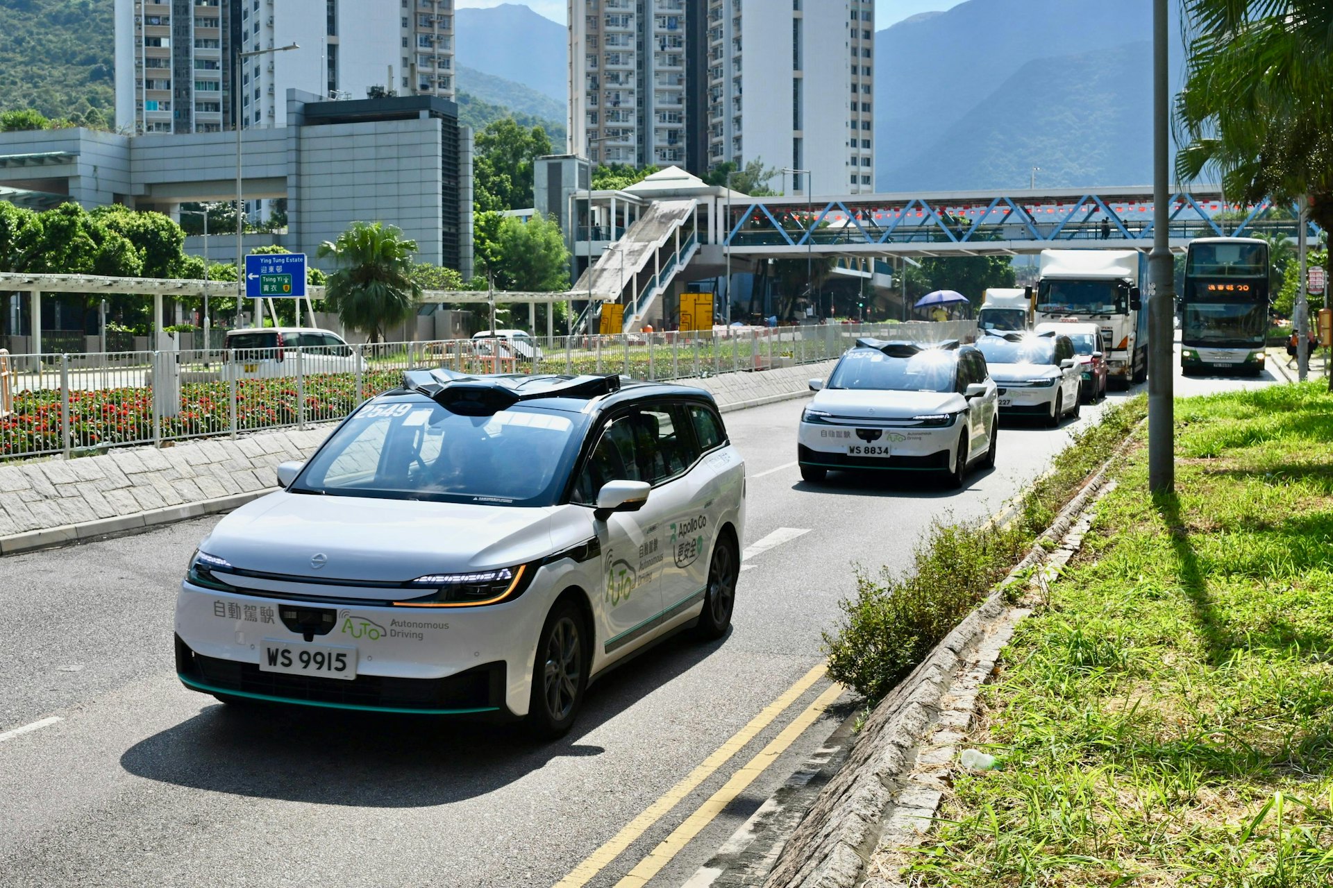 運輸署自動駕駛車輛應用促進工作組成員今日(10日)視察北大嶼山東涌的自動車測試項目,並試乘自動私家車。自動車在東涌市中心一帶駛過。(政府新聞網)