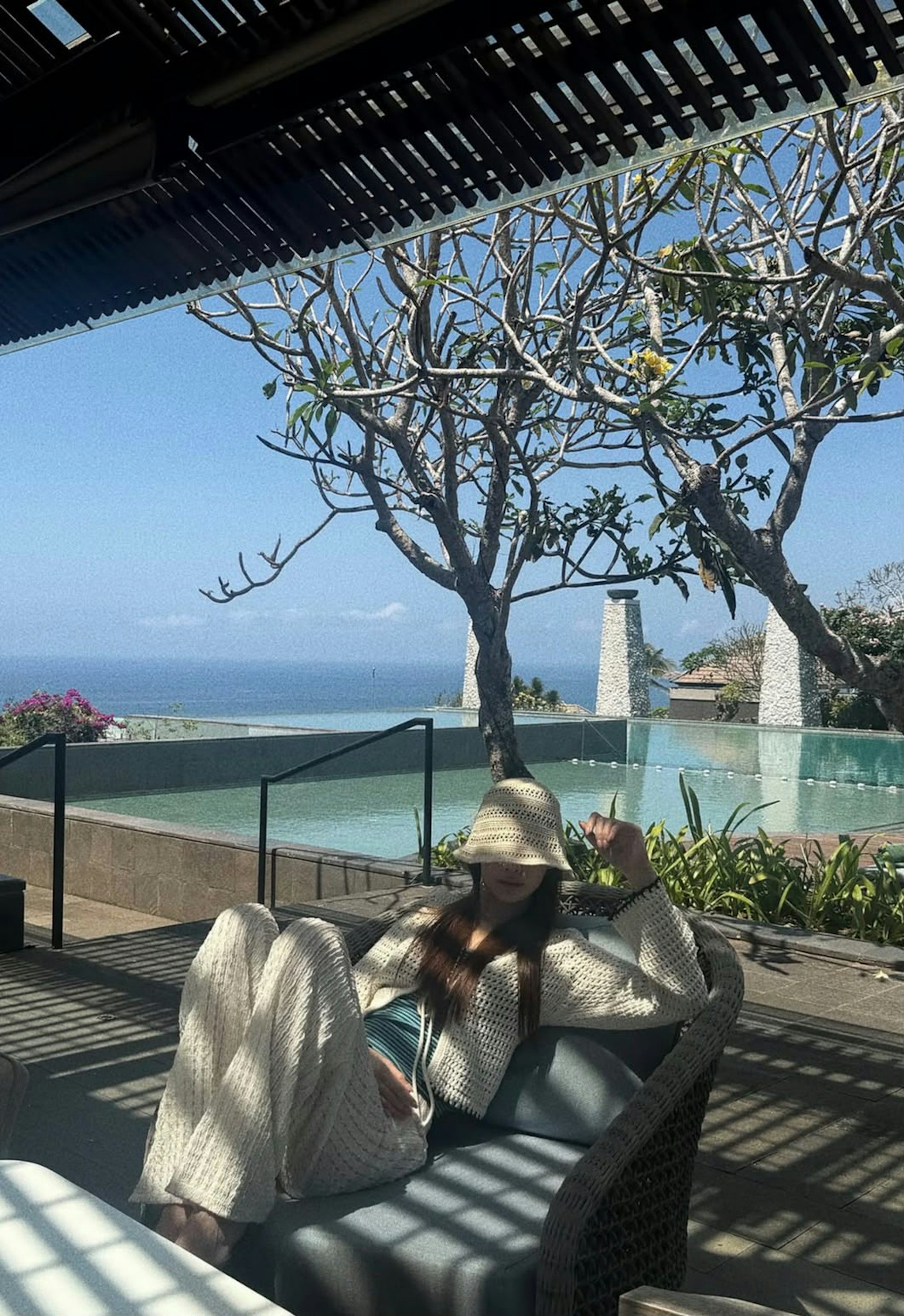在光影襯托下,盡顯性感美。(IG:celina_harto)