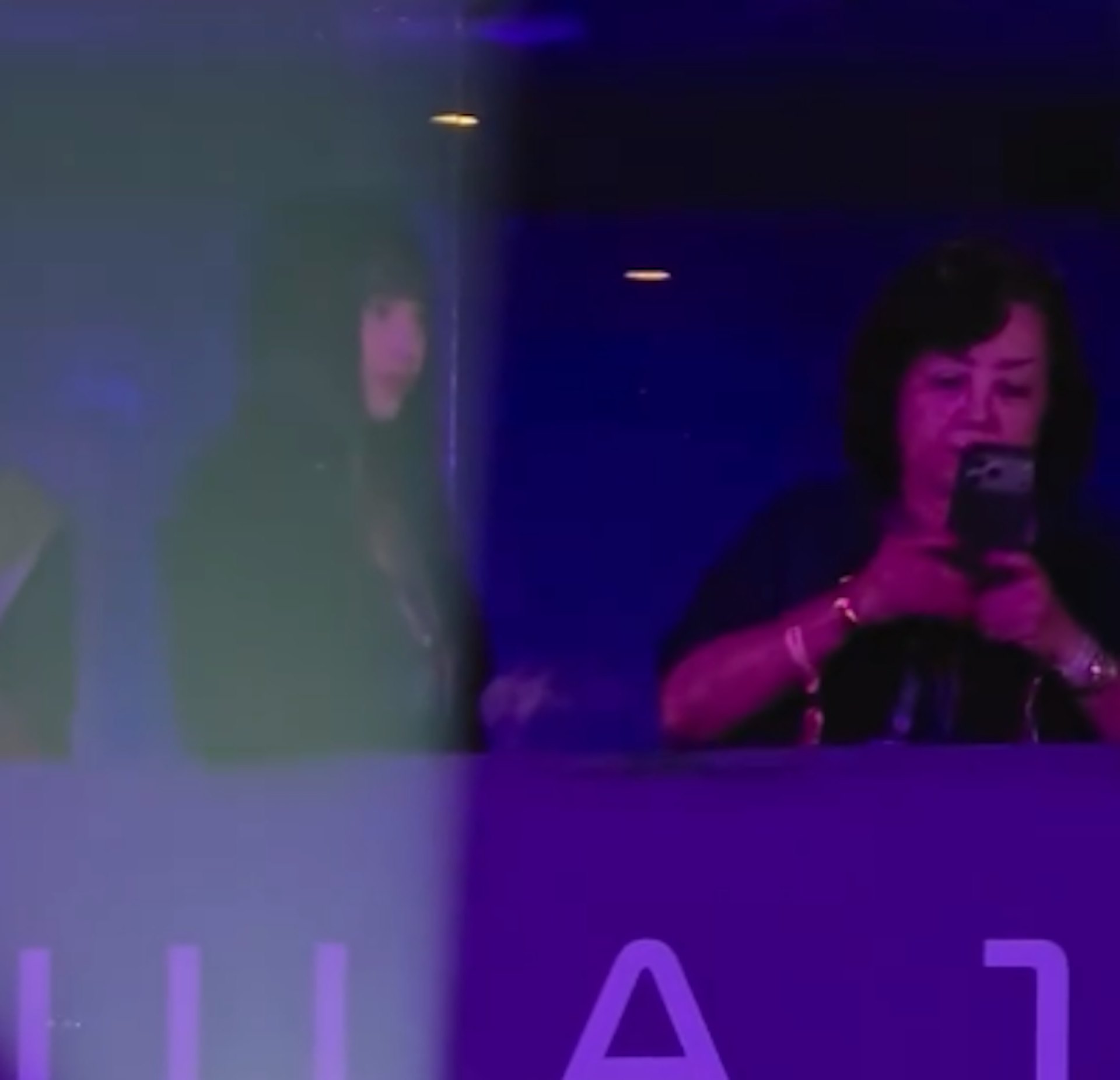 七七(左)和林母一起欣賞林俊傑的演出。