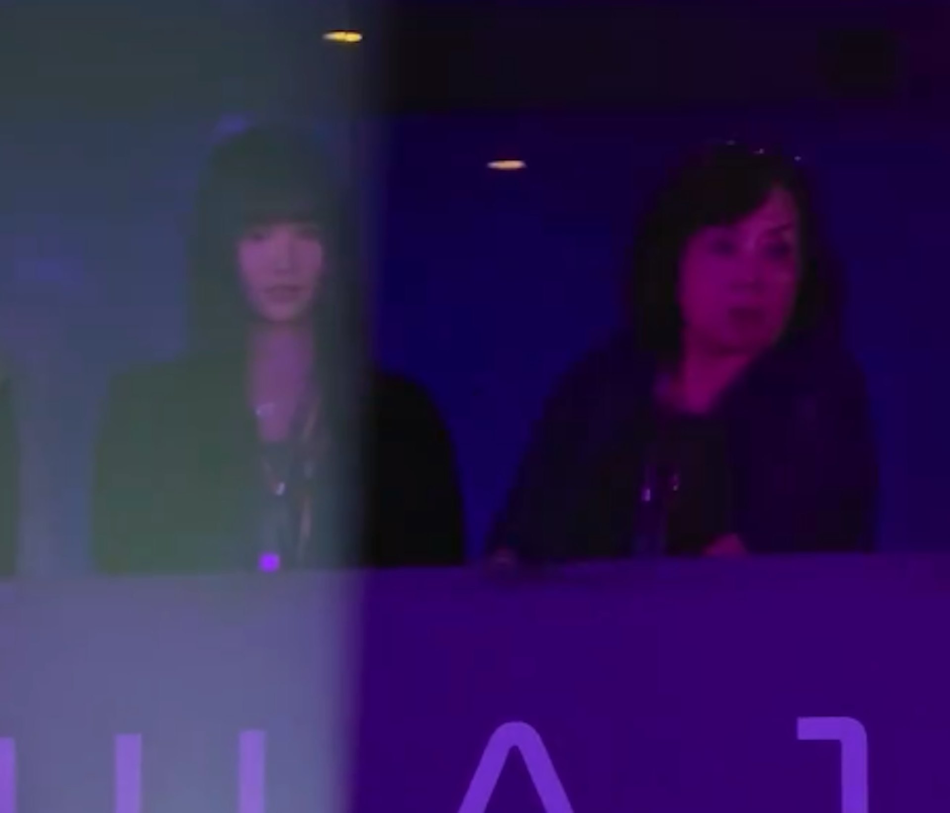 七七(左)和林母一起欣賞林俊傑的演出。