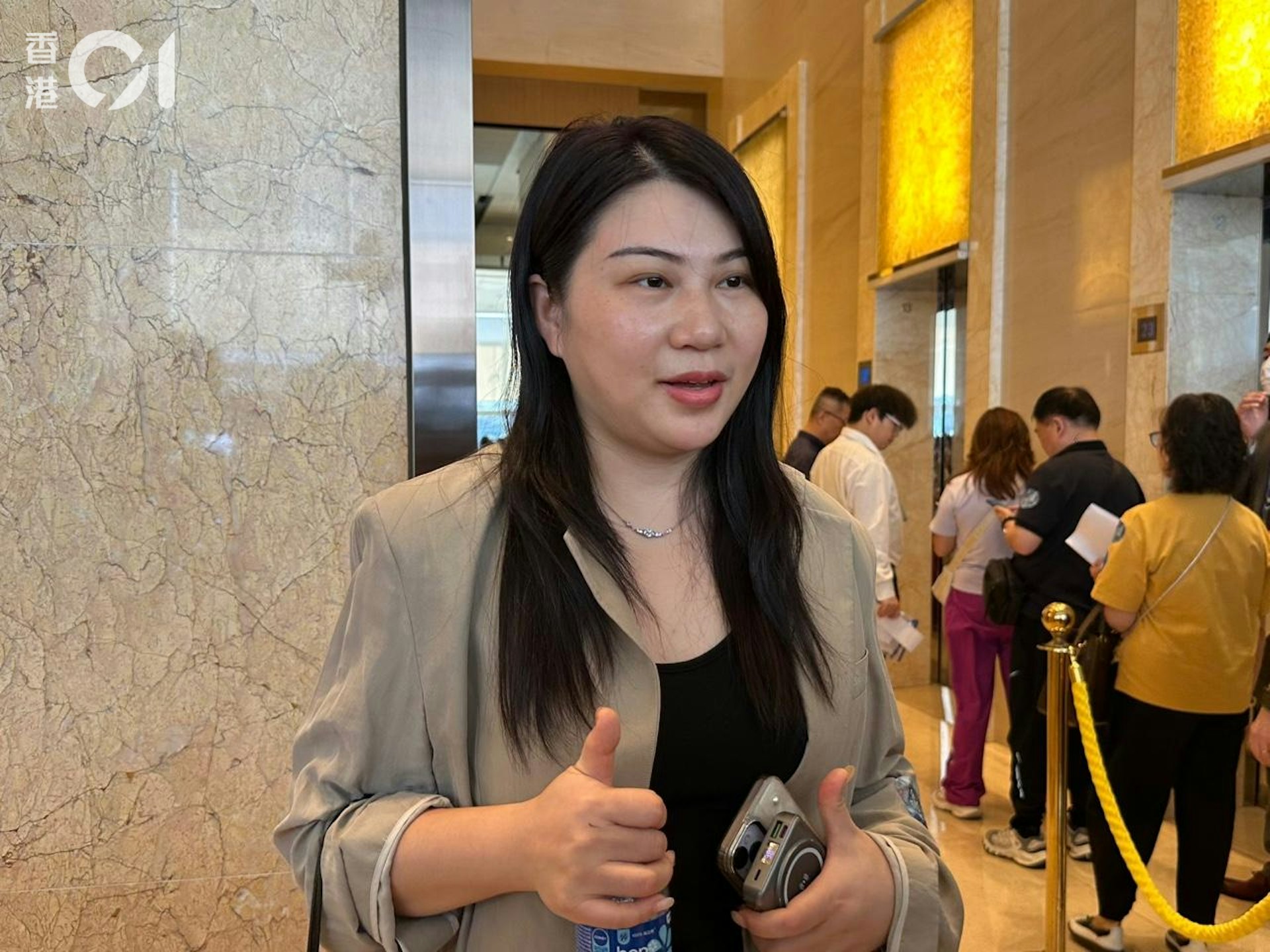 吳小姐表示,自己現居於油塘,對區內交通便利及生活配套非常熟悉,是次購入4伙一房及兩房單位,涉資逾2,000萬元。
