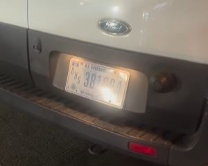 车辆悬挂美国联邦政府使用的车牌,并带有「DHS」字样,也就是美国国土安全部的英文缩写。(IG@veganchefchristucker影片截图)