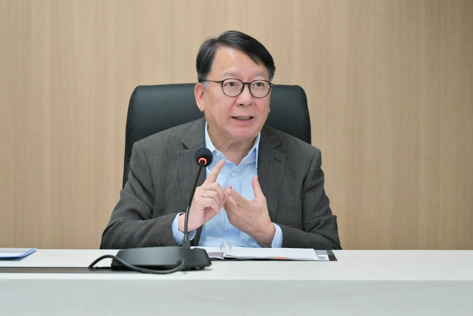 政務司司長陳國基表示,今早(10日)在皇崗口岸再次主持跨部門會議,與十多個部門就開通前夕各項工作作最後統籌,確保口岸開通安全和有序。(陳國基 FB)