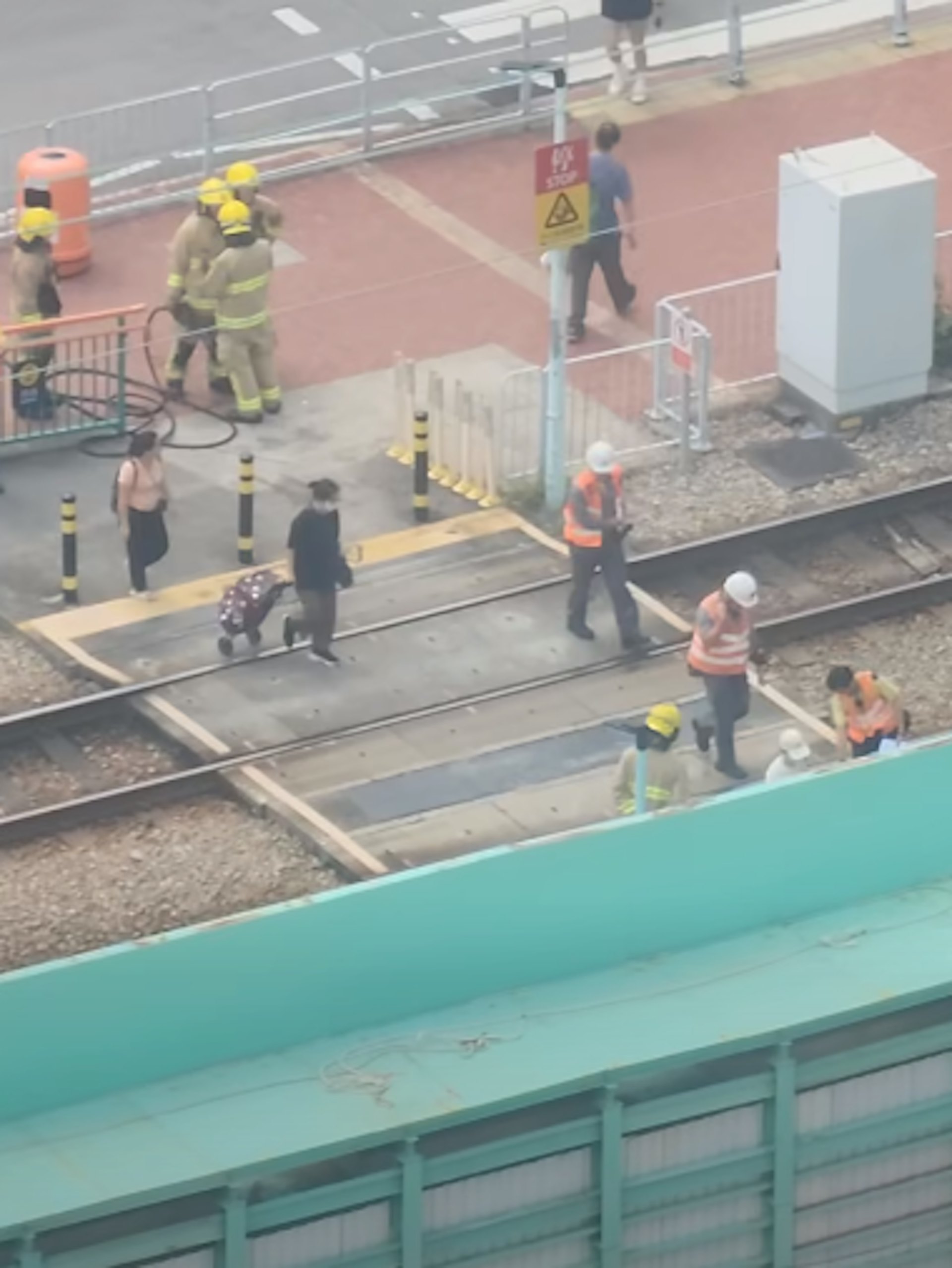 消防與穿反光衣的工程人員一同調查冒煙位置。(fb/屯門公路塞車關注組 Dobe Lam HS)