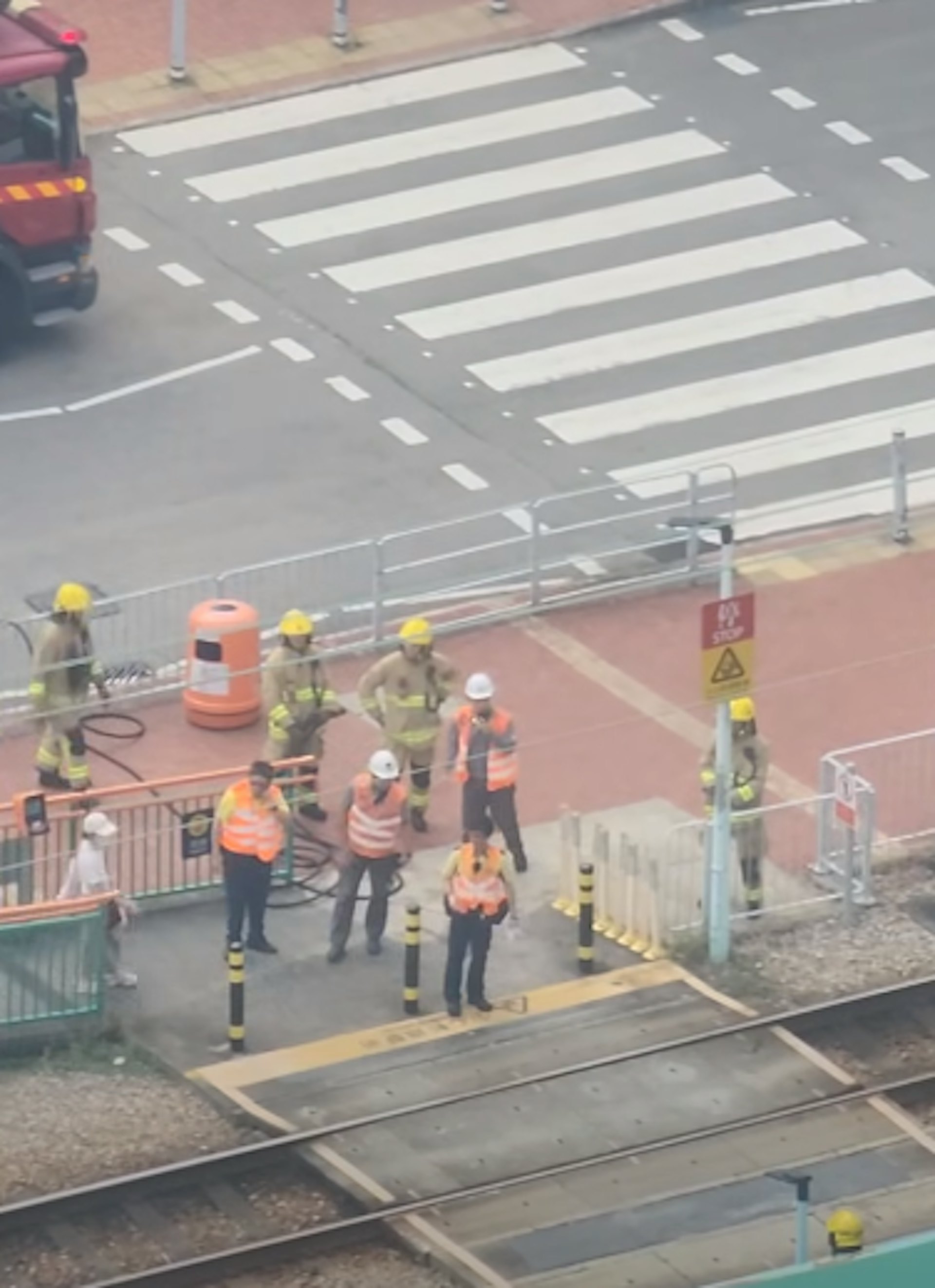 消防與穿反光衣的工程人員一同調查冒煙位置。(fb/屯門公路塞車關注組 Dobe Lam HS)