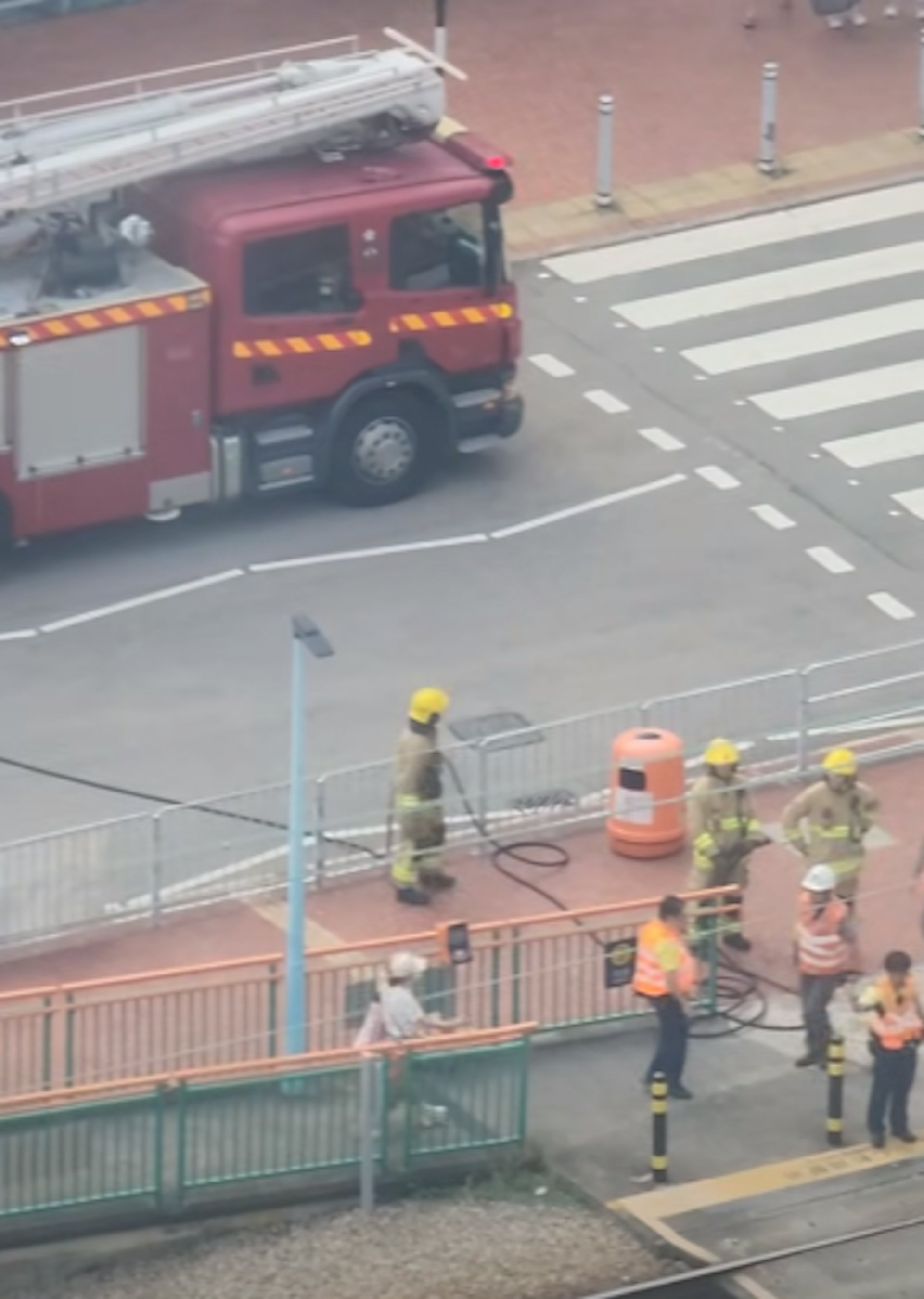 屯門豐景園輕鐵站疑煙頭引燃雜物致路軌冒煙 屯門豐景園輕鐵站疑煙頭引燃雜物致路軌冒煙