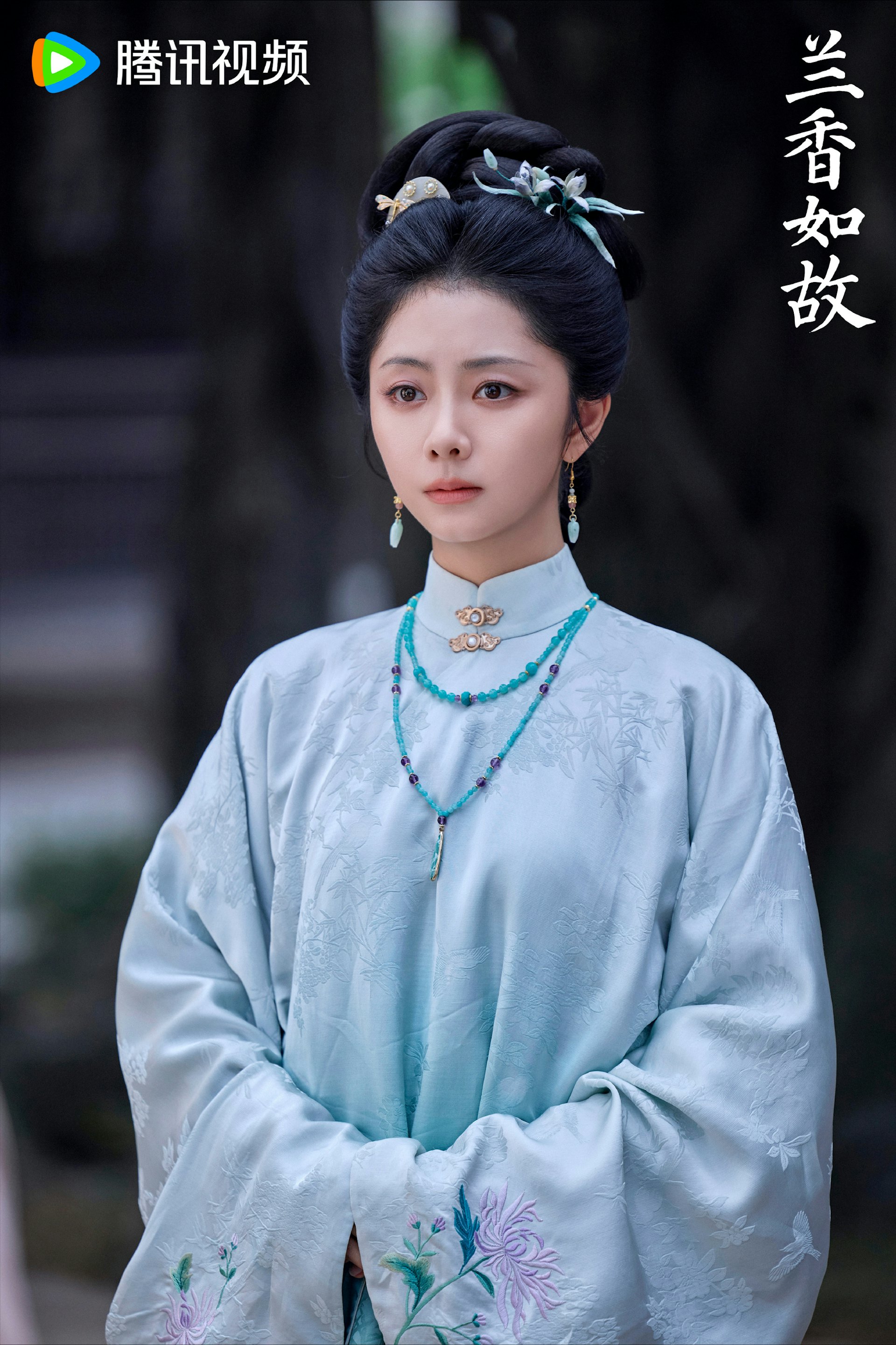譚松韻飾演的大學士府貴女沈嘉蘭在家族蒙冤後,頂替病亡丫鬟「許蘭香」的身份進入林府,從三等丫鬟一步步晉升為當家主母。(微博@電視劇蘭香如故)