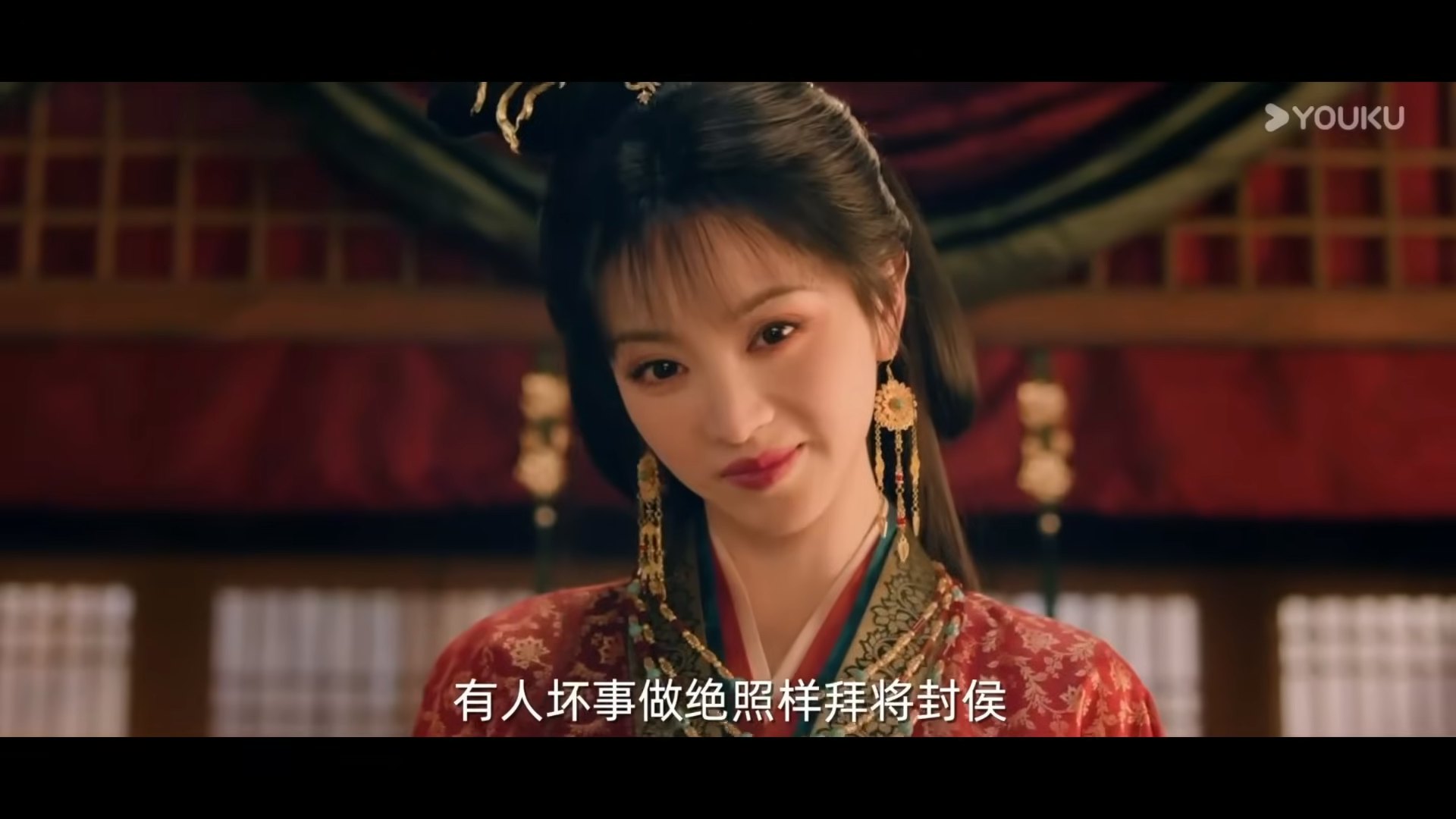 田曦薇透過尖細與低沉兩種聲線,配合含胸縮手與昂首挑眉的體態差異,在同一張臉上記錄兩個命運截然相反的人物,呈現極具張力的性格對抗。(《嫁金釵》預告片截圖)